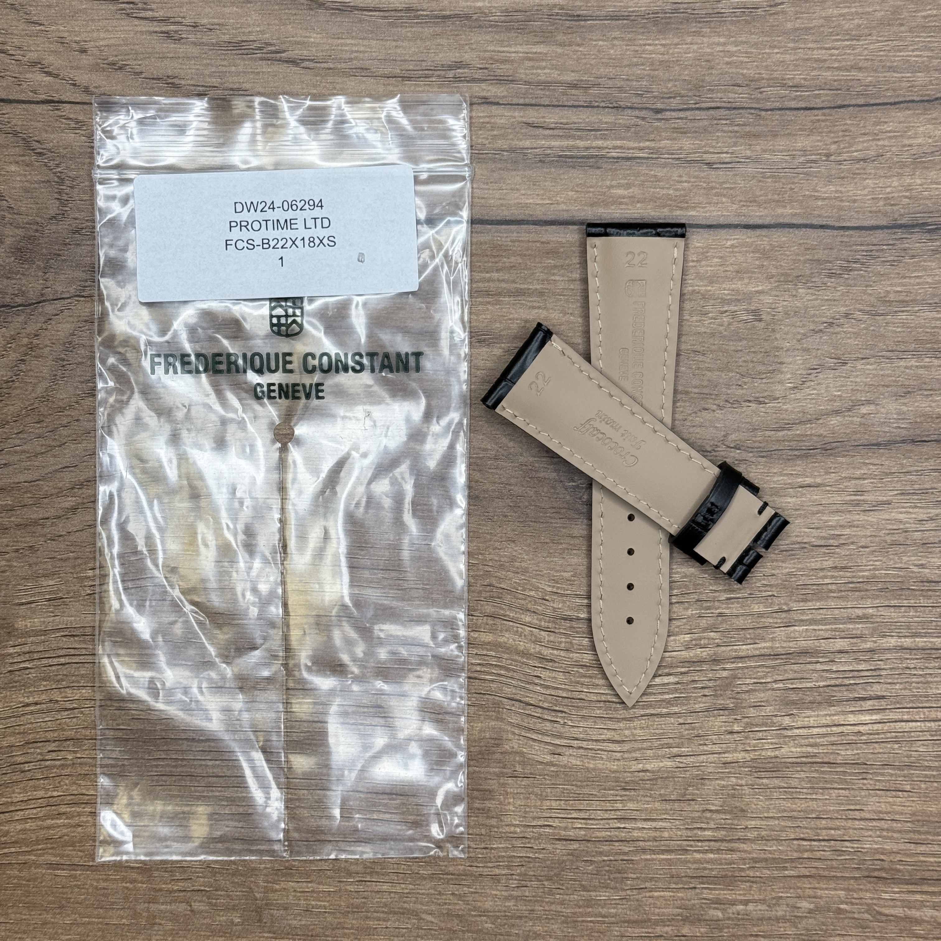 Ремешок для часов Frederique Constant из кожи теленка, черный, имитация крокодила, 22 х18, XS Кожаные ремешки - стильные, надёжные и долговечные, способные составить достойную пару часам со стальным корпусом или часам из титана. Аксессуары из кожи не рекомендуется использовать в воде. У нас присутствуют только высококачественные материалы и оригинальный товар от производителя.