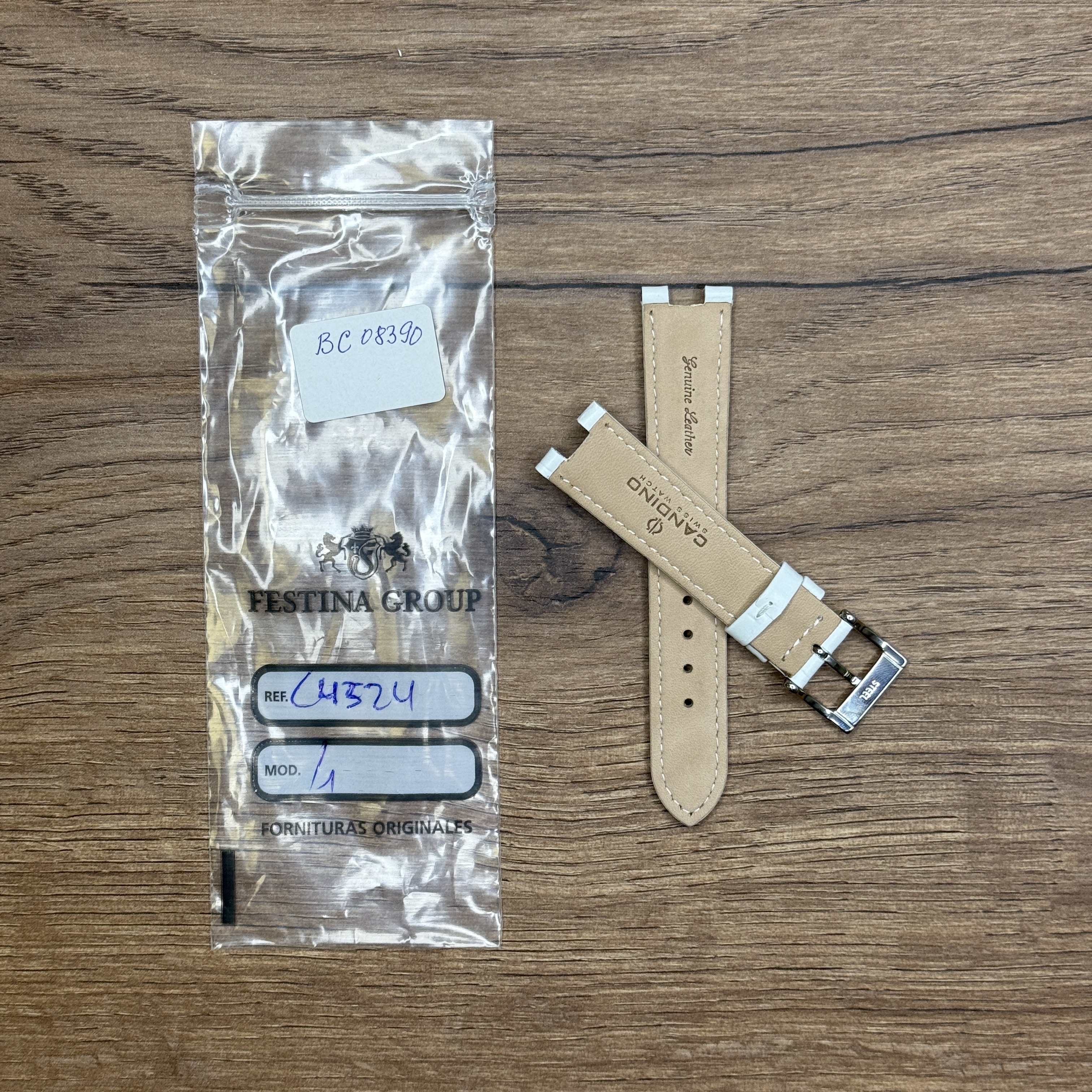 Ремешок для часов Candino из кожи теленка, белый, для C4526 Кожаные ремешки - стильные, надёжные и долговечные, способные составить достойную пару часам со стальным корпусом или часам из титана. Аксессуары из кожи не рекомендуется использовать в воде. У нас присутствуют только высококачественные материалы и оригинальный товар от производителя