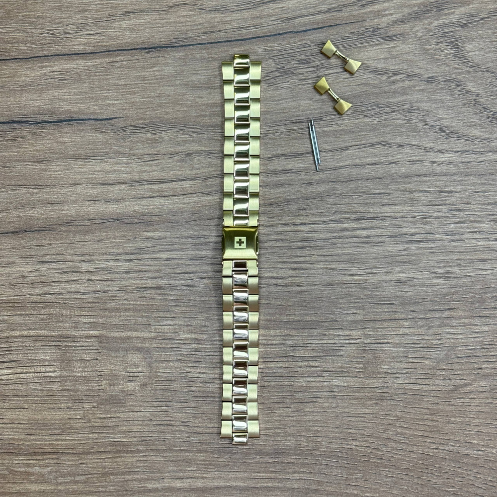 Браслет для часов Swiss Alpine Military из нержавеющей стали с желтым покрытием  Главное преимущество металлических браслетов – долговечность и практичность. Браслет всегда можно отдать на полировку и чистку, вернув ему первозданный вид. Также они всегда выглядят более эффектно, так как являются неким продолжением ваших часов. Нержавеющая сталь отличается высокой прочностью к царапинам и износостойкостью. У нас присутствуют только высококачественные материалы и оригинальный товар от производителя