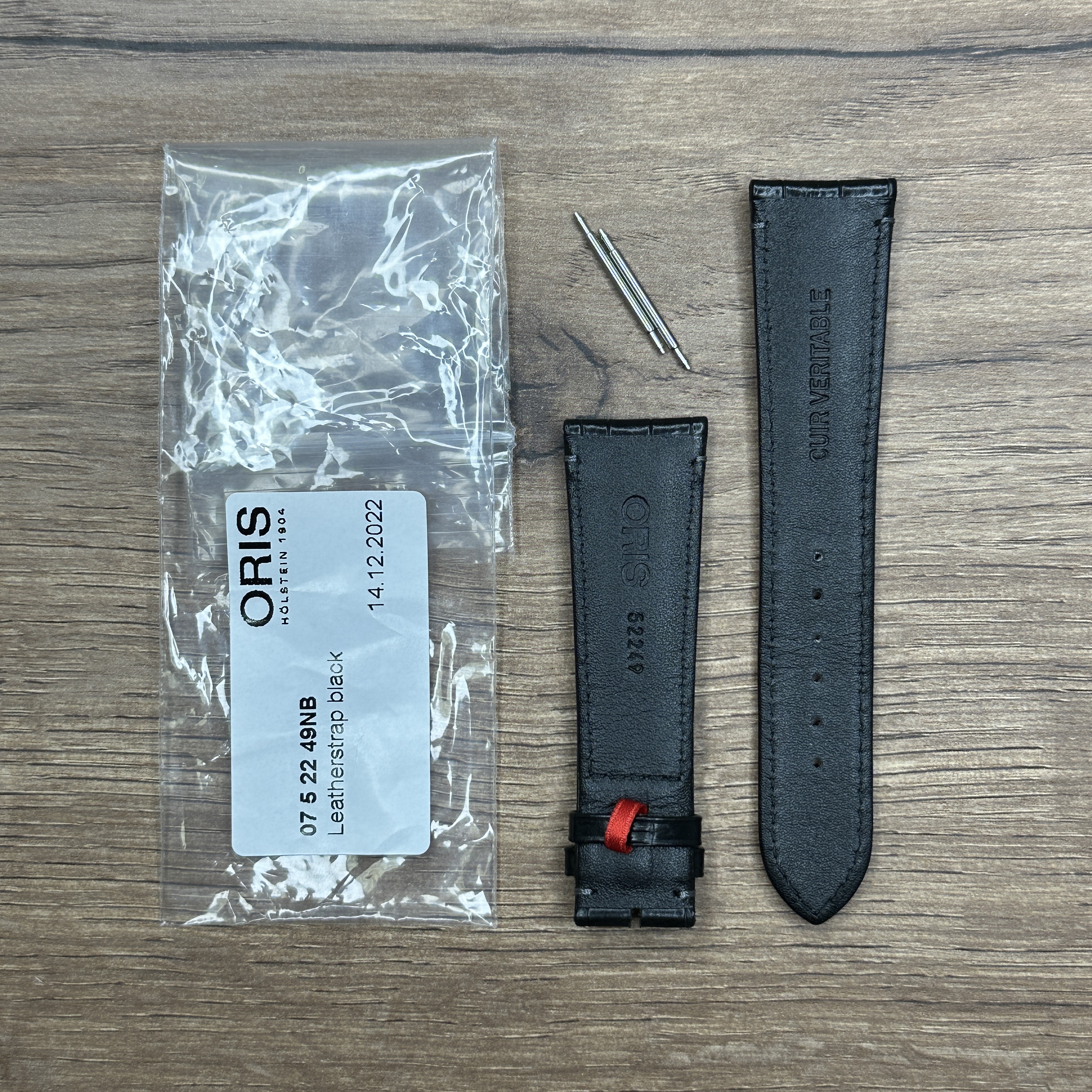 Ремешок для часов Oris из натуральной кожи, черный, без застежки. Кожаные ремешки - стильные, надёжные и долговечные, способные составить достойную пару часам со стальным корпусом или часам из титана. Аксессуары из кожи не рекомендуется использовать в воде. У нас присутствуют только высококачественные материалы и оригинальный товар от производителя.