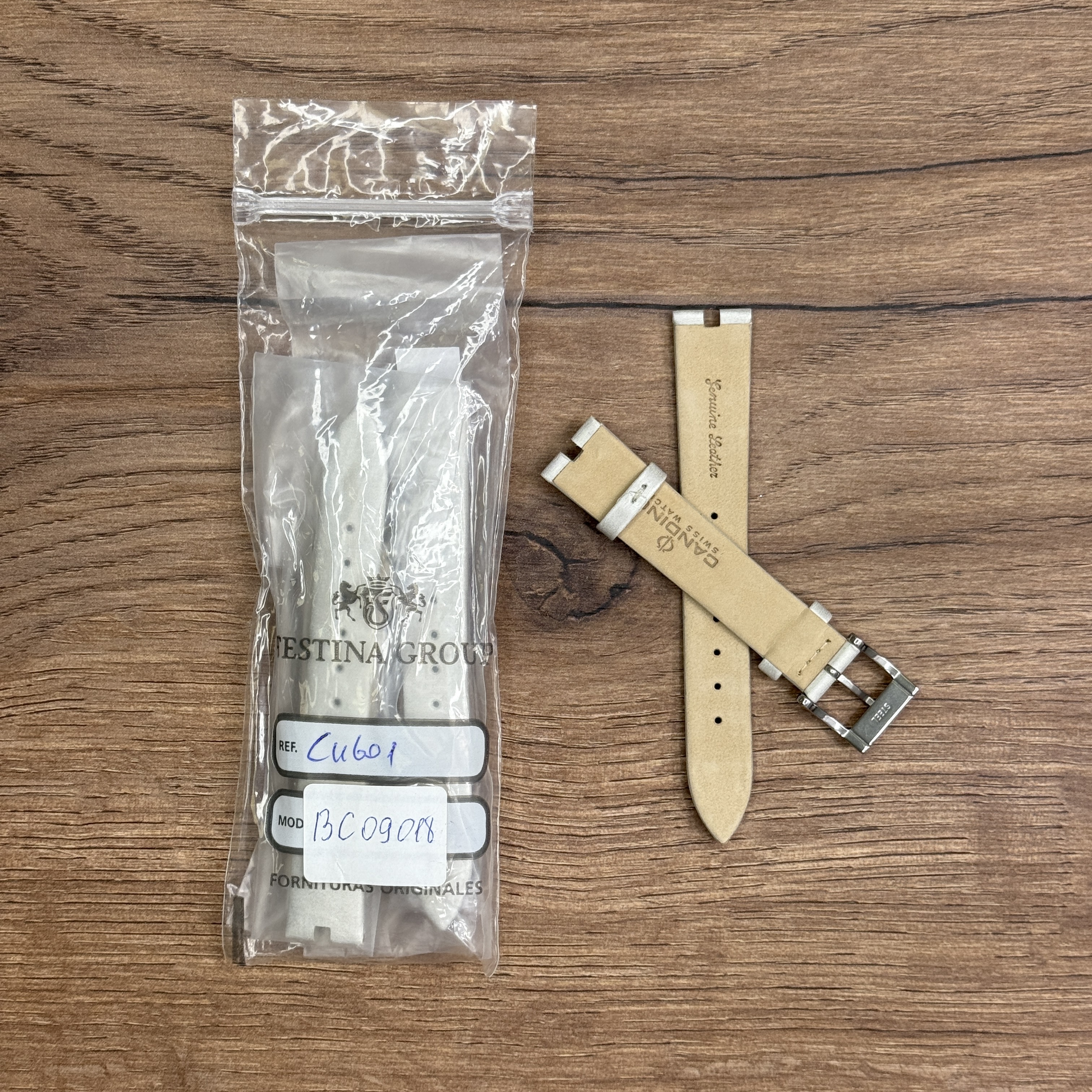 Ремешок для часов Candino из натуральной кожи и сатина, серый, для C4601/1 Сатиновые ремешки для часов универсальны и подходят как для повседневной носки, так и для вечерних выходов. Сатин - материал деликатный и при правильном и аккуратном обращении будет долго вас радовать, а его блеск придавать часам изысканный вид. Ремешки из сатина мягкие и гипоаллергенные, они не вызывают раздражения и комфортны при длительном ношении. У нас присутствуют только высококачественные материалы и оригинальный товар от производителя.