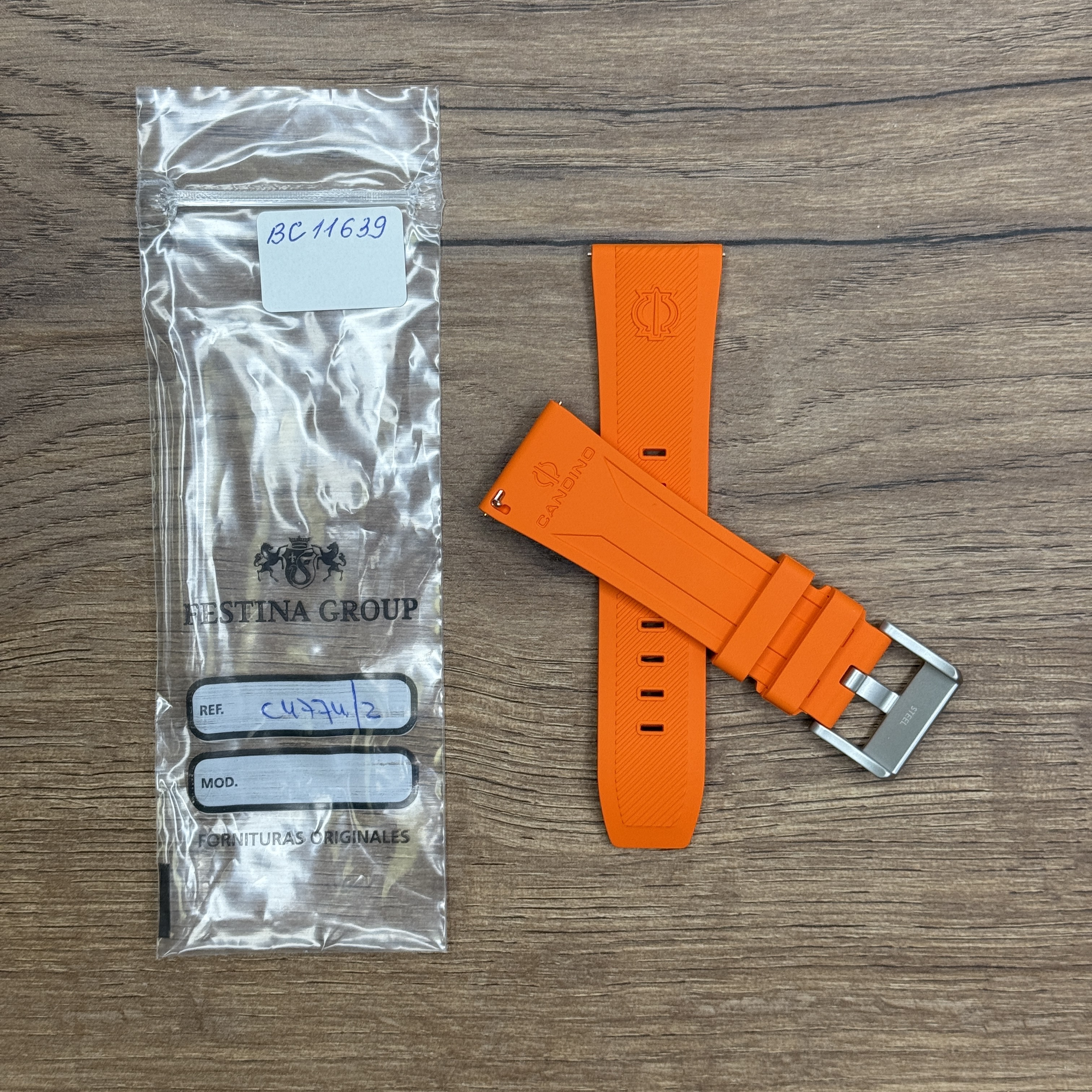 Ремешок для часов Candino из каучука, оранжевый, для С4774, С4746 26мм Каучуковые ремешки идеально подходят для активного образа жизни. Они легче и теплее металлических браслетов, а ощущаются на руке как вторая кожа. Большое преимущество каучука в том, что он не боится воды. У нас присутствуют только высококачественные материалы и оригинальный товар от производителя.