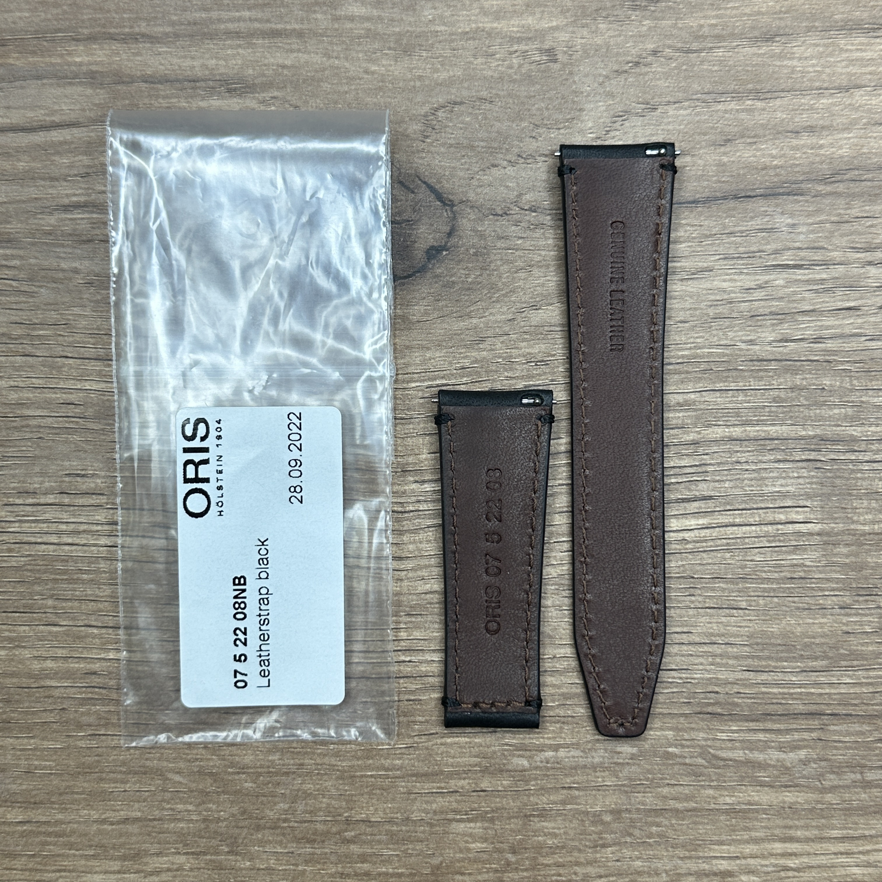 Ремешок для часов Oris из кожи теленка, без пряжки Кожаные ремешки - стильные, надёжные и долговечные, способные составить достойную пару часам со стальным корпусом или часам из титана. Аксессуары из кожи не рекомендуется использовать в воде. У нас присутствуют только высококачественные материалы и оригинальный товар от производителя.