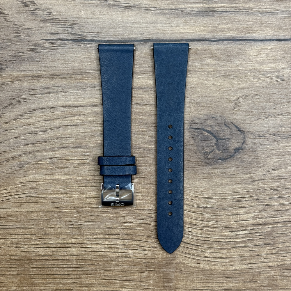 Ремешок для часов ORIS из синей кожи, с застежкой из стали, ширина застежки 15 мм Кожаные ремешки - стильные, надёжные и долговечные, способные составить достойную пару часам со стальным корпусом или часам из титана. Аксессуары из кожи не рекомендуется использовать в воде. У нас присутствуют только высококачественные материалы и оригинальный товар от производителя.