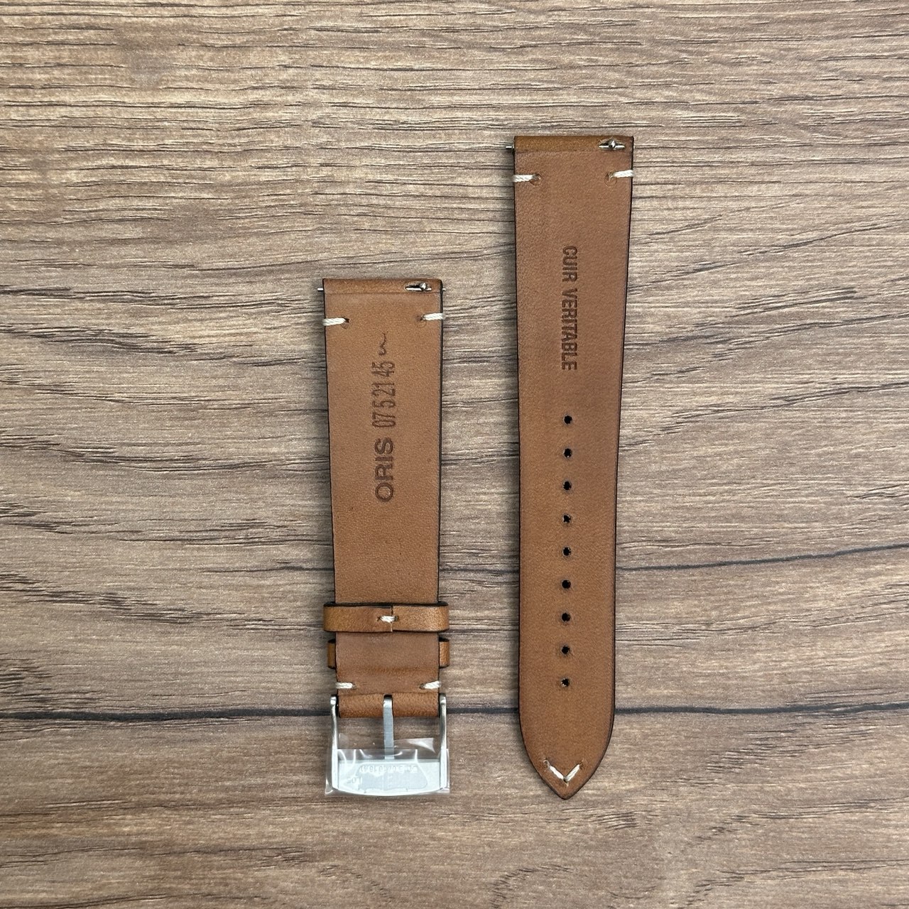 Ремешок для часов Oris из натуральной кожи, коричневый, с застежкой из нержавеющей стали Кожаные ремешки - стильные, надёжные и долговечные, способные составить достойную пару часам со стальным корпусом или часам из титана. Аксессуары из кожи не рекомендуется использовать в воде. У нас присутствуют только высококачественные материалы и оригинальный товар от производителя.