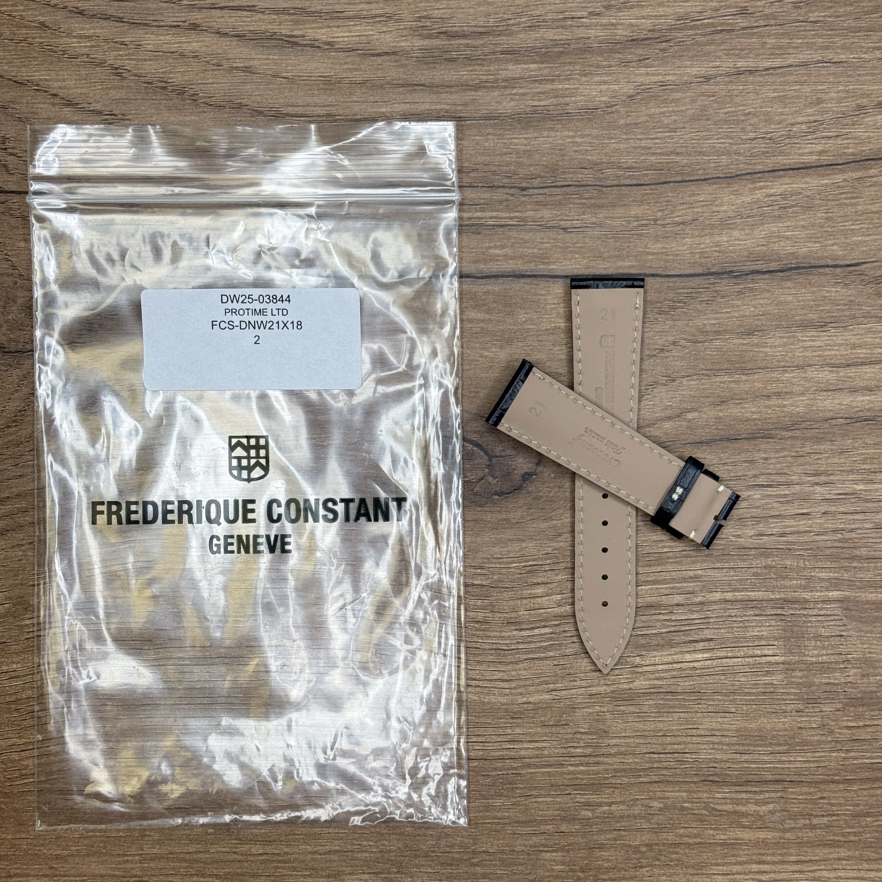 Ремешок для часов Frederique Constant из кожи теленка, темно-синий, 21X18 Кожаные ремешки - стильные, надёжные и долговечные, способные составить достойную пару часам со стальным корпусом или часам из титана. Аксессуары из кожи не рекомендуется использовать в воде. У нас присутствуют только высококачественные материалы и оригинальный товар от производителя