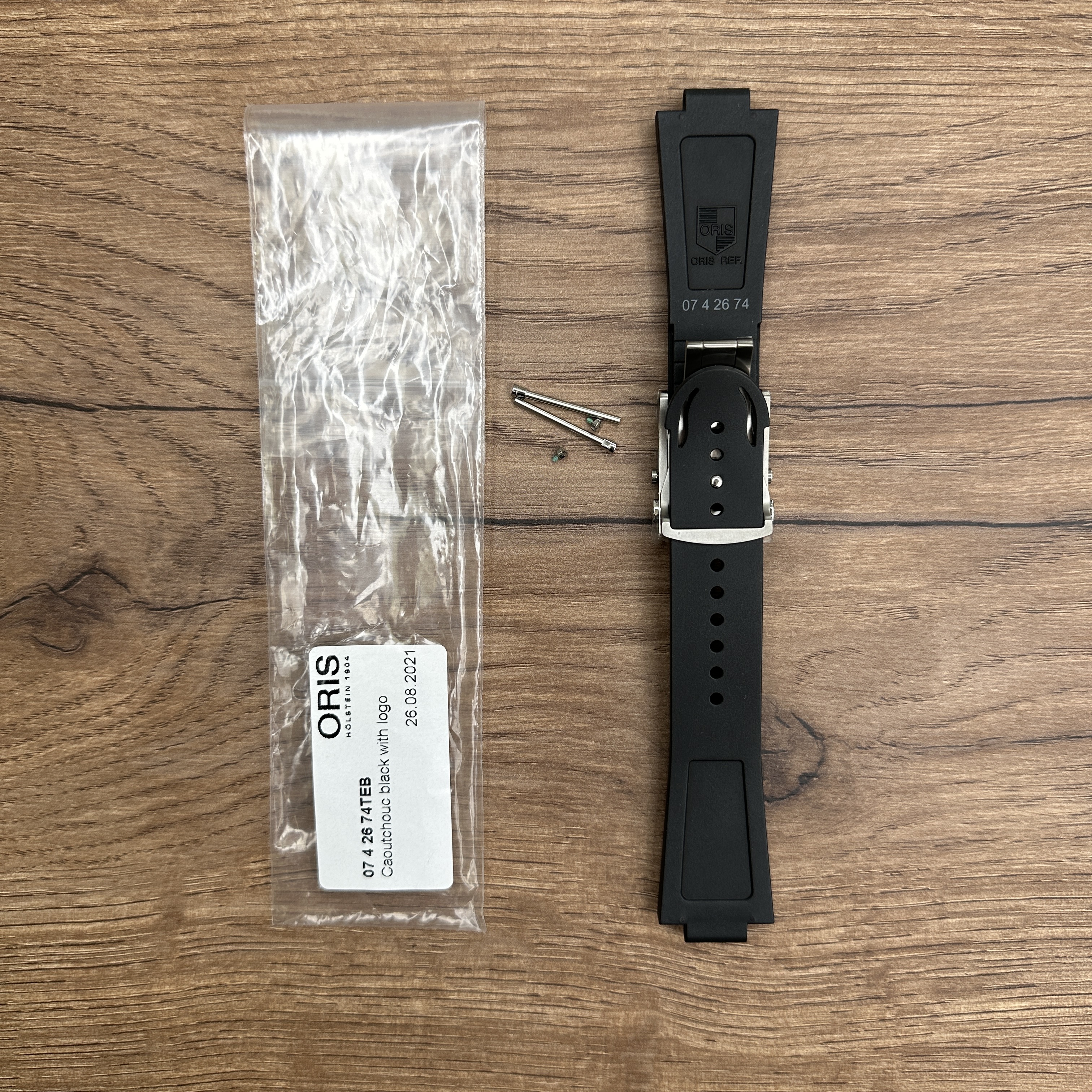 Ремешок для часов Oris из каучука, черный, с клипсой Каучуковые ремешки идеально подходят для активного образа жизни. Они легче и теплее металлических браслетов, а ощущаются на руке как вторая кожа. Большое преимущество каучука в том, что он не боится воды. У нас присутствуют только высококачественные материалы и оригинальный товар от производителя.