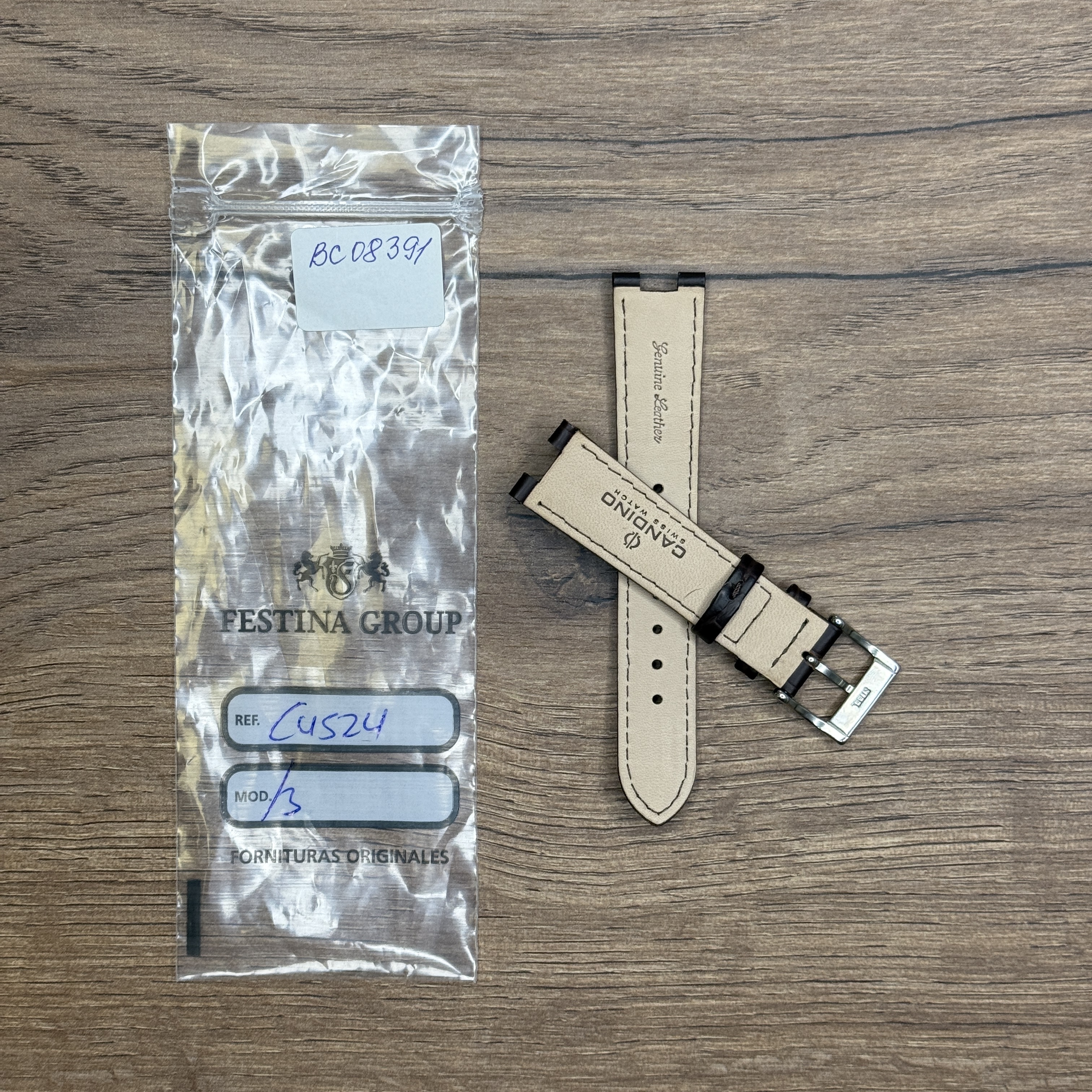 Ремешок для часов Candino из кожи теленка, коричневый, для C4526 Кожаные ремешки - стильные, надёжные и долговечные, способные составить достойную пару часам со стальным корпусом или часам из титана. Аксессуары из кожи не рекомендуется использовать в воде. У нас присутствуют только высококачественные материалы и оригинальный товар от производителя