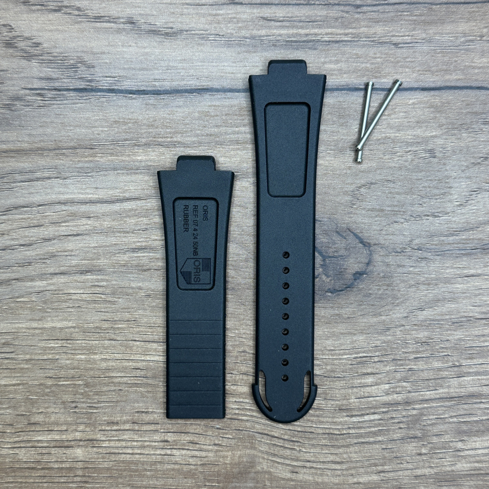 Ремешок для часов Oris из каучука, черный Каучуковые ремешки идеально подходят для активного образа жизни. Они легче и теплее металлических браслетов, а ощущаются на руке как вторая кожа. Большое преимущество каучука в том, что он не боится воды. У нас присутствуют только высококачественные материалы и оригинальный товар от производителя.