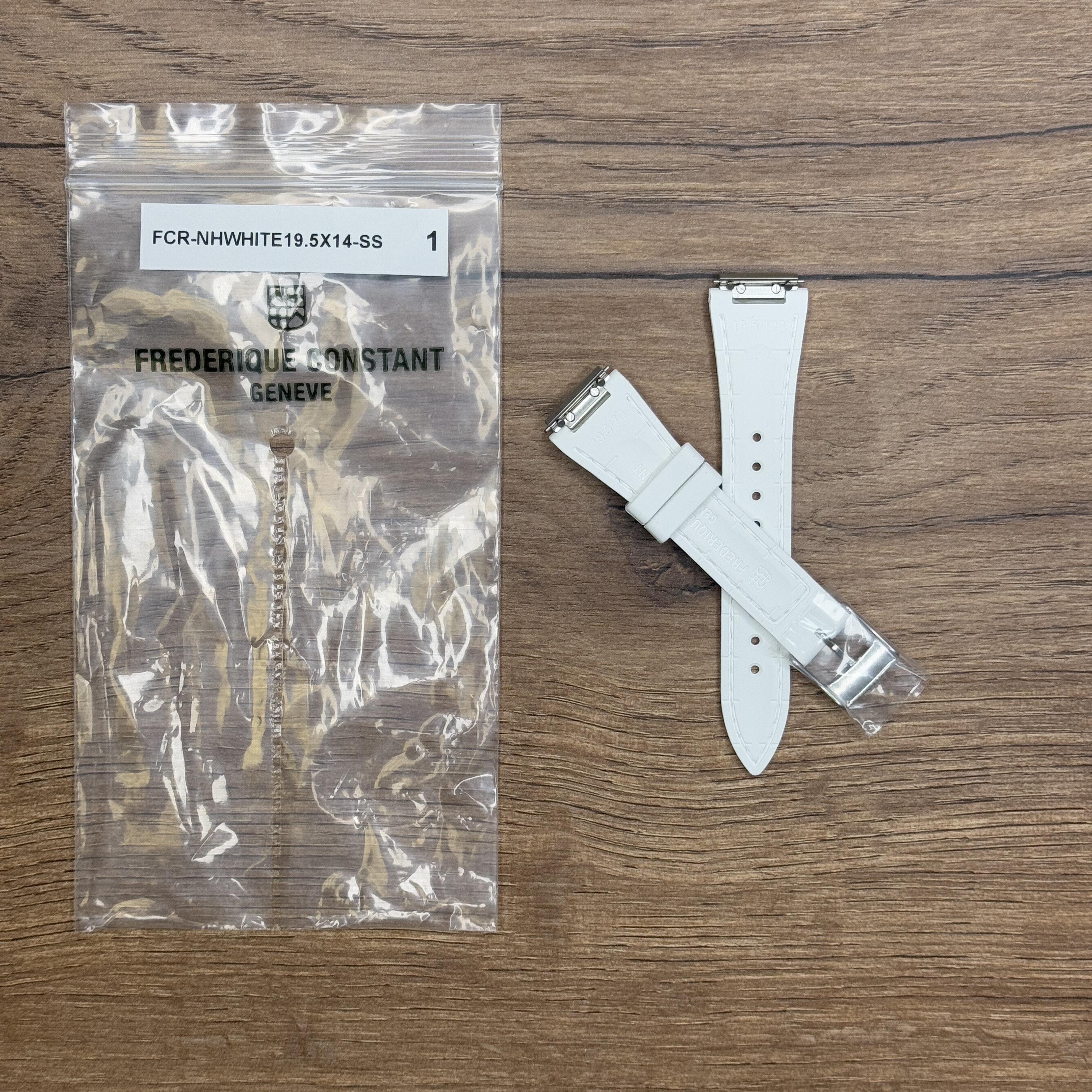 Ремешок для часов Frederique Constant, каучук, белый 19,5 мм Каучуковые ремешки идеально подходят для активного образа жизни. Они легче и теплее металлических браслетов, а ощущаются на руке как вторая кожа. Большое преимущество каучука в том, что он не боится воды. У нас присутствуют только высококачественные материалы и оригинальный товар от производителя