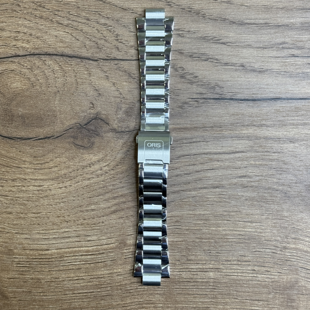 Браслет для часов ORIS из нержавеющей стали Главное преимущество металлических браслетов – долговечность и практичность. Браслет всегда можно отдать на полировку и чистку, вернув ему первозданный вид. Также они всегда выглядят более эффектно, так как являются неким продолжением ваших часов. Нержавеющая сталь отличается высокой прочностью к царапинам и износостойкостью. У нас присутствуют только высококачественные материалы и оригинальный товар от производителя. 