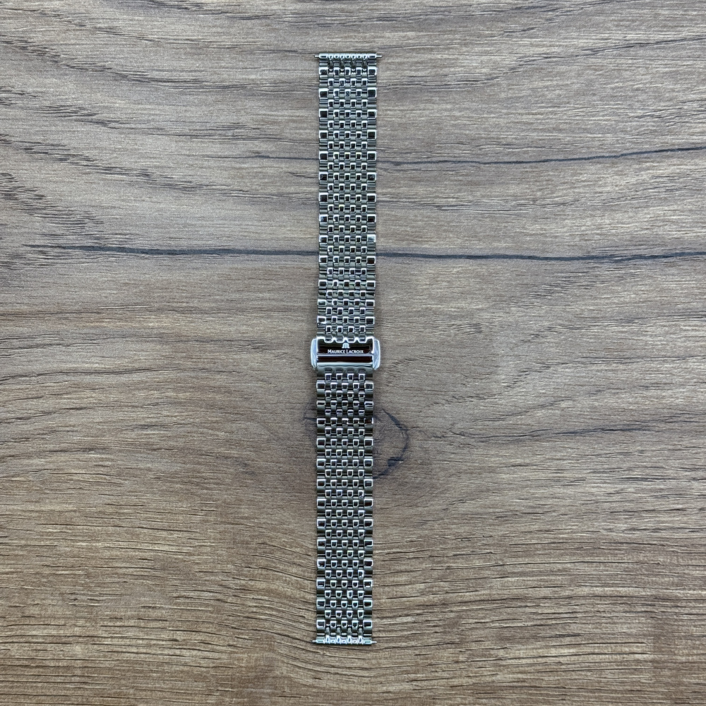 Браслет для часов Maurice Lacroix, нержавеющая сталь для часов EL1094 ML450-005001 Главное преимущество металлических браслетов – долговечность и практичность. Браслет всегда можно отдать на полировку и чистку, вернув ему первозданный вид. Также они всегда выглядят более эффектно, так как являются неким продолжением ваших часов. Нержавеющая сталь отличается высокой прочностью к царапинам и износостойкостью. У нас присутствуют только высококачественные материалы и оригинальный товар от производителя.
