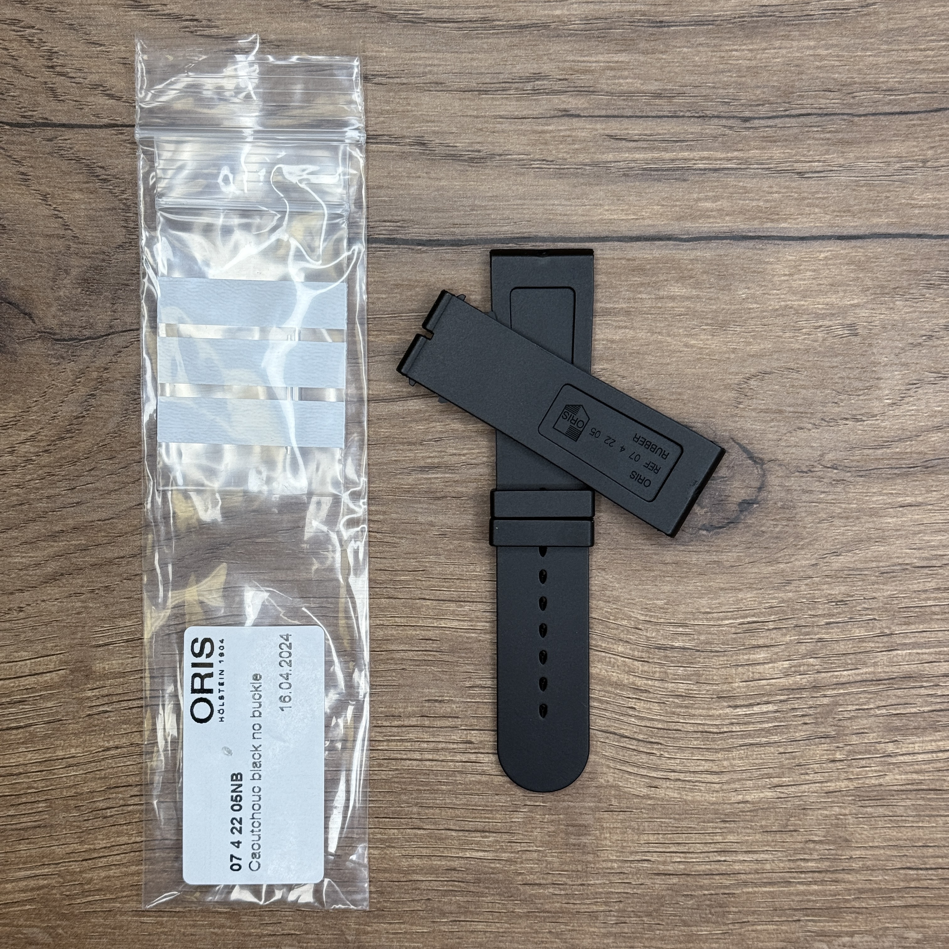Ремешок для часов Oris из каучука, черный Каучуковые ремешки идеально подходят для активного образа жизни. Они легче и теплее металлических браслетов, а ощущаются на руке как вторая кожа. Большое преимущество каучука в том, что он не боится воды. У нас присутствуют только высококачественные материалы и оригинальный товар от производителя.
