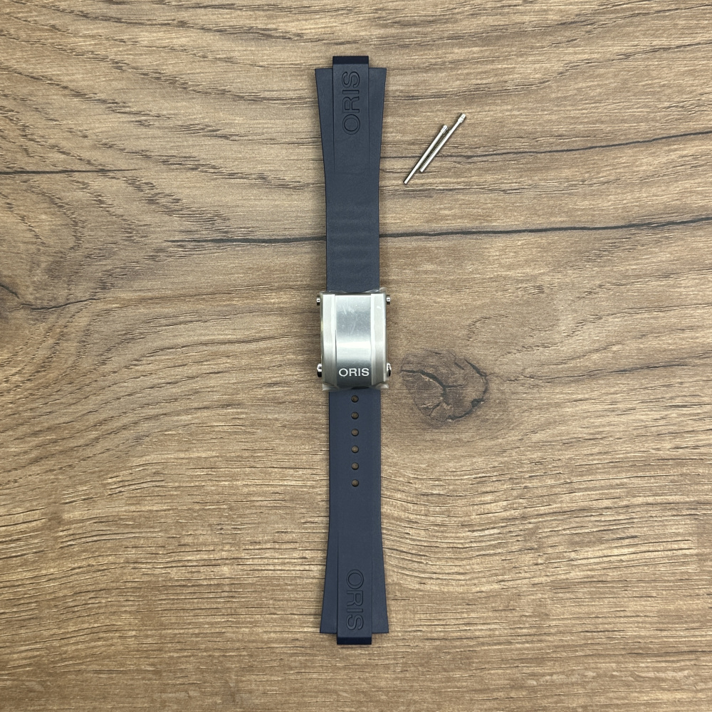 Ремешок для часов Oris из каучука, с застежкой из нержавеющей стали, длина 81/130 мм, ширина застежки 18 мм, окружность руки ок. 130–230 мм Каучуковые ремешки идеально подходят для активного образа жизни. Они легче и теплее металлических браслетов, а ощущаются на руке как вторая кожа. Большое преимущество каучука в том, что он не боится воды. У нас присутствуют только высококачественные материалы и оригинальный товар от производителя.
