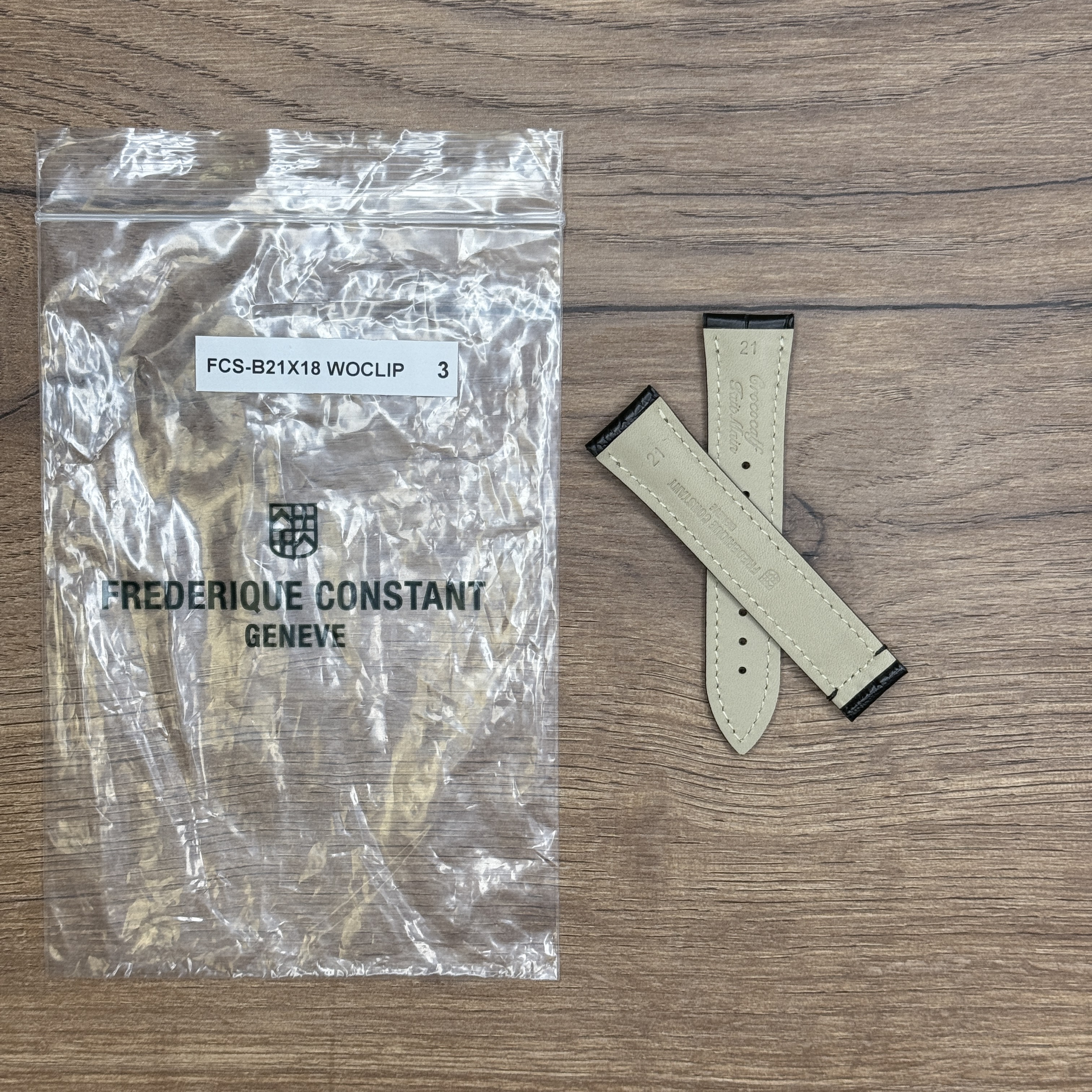 Ремешок для часов Frederique Constant из кожи теленка, черный, 21х18, для FC-285  Кожаные ремешки - стильные, надёжные и долговечные, способные составить достойную пару часам со стальным корпусом или часам из титана. Аксессуары из кожи не рекомендуется использовать в воде. У нас присутствуют только высококачественные материалы и оригинальный товар от производителя.