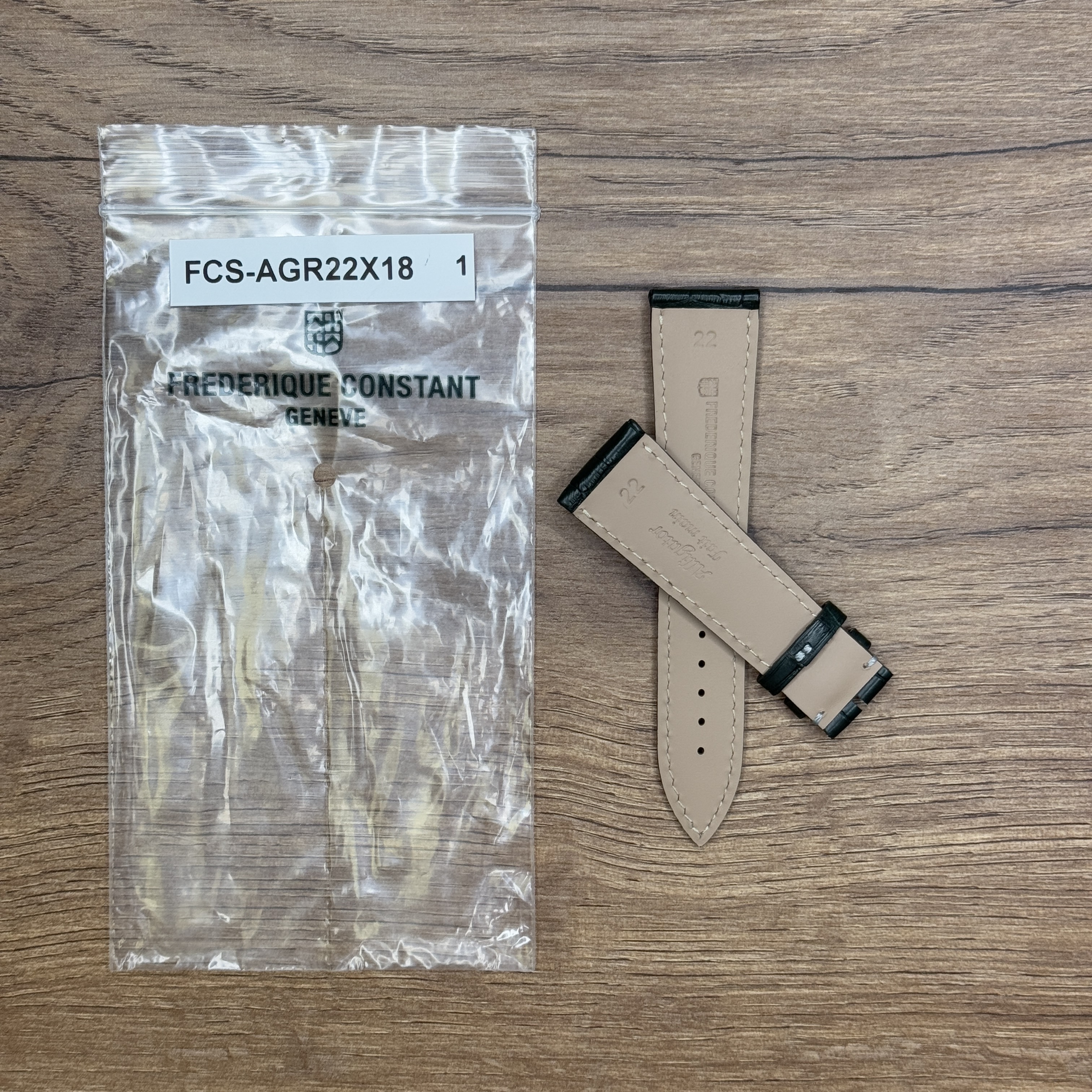 Ремешок для часов Frederique Constant из кожи аллигатора, 22X18, зеленый Кожаные ремешки - стильные, надёжные и долговечные, способные составить достойную пару часам со стальным корпусом или часам из титана. Аксессуары из кожи не рекомендуется использовать в воде. У нас присутствуют только высококачественные материалы и оригинальный товар от производителя.
