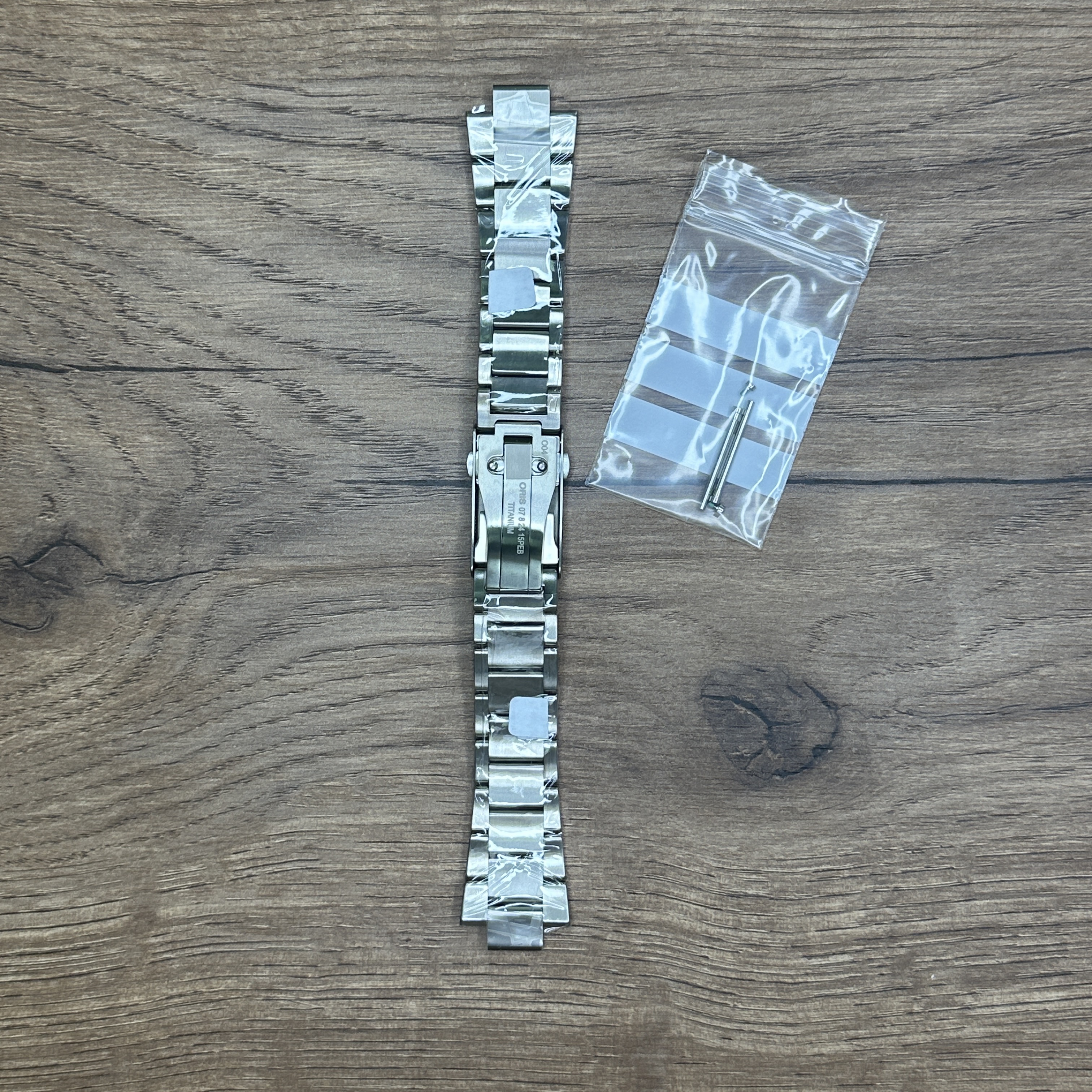 Браслет для часов Oris из титана Oris Aquis Titanium Date браслет,  корпус 7730.
Главное преимущество металлических браслетов – долговечность и практичность. Браслет всегда можно отдать на полировку и чистку, вернув ему первозданный вид. Также они всегда выглядят более эффектно, так как являются неким продолжением ваших часов. Нержавеющая сталь отличается высокой прочностью к царапинам и износостойкостью. У нас присутствуют только высококачественные материалы и оригинальный товар от производителя.
