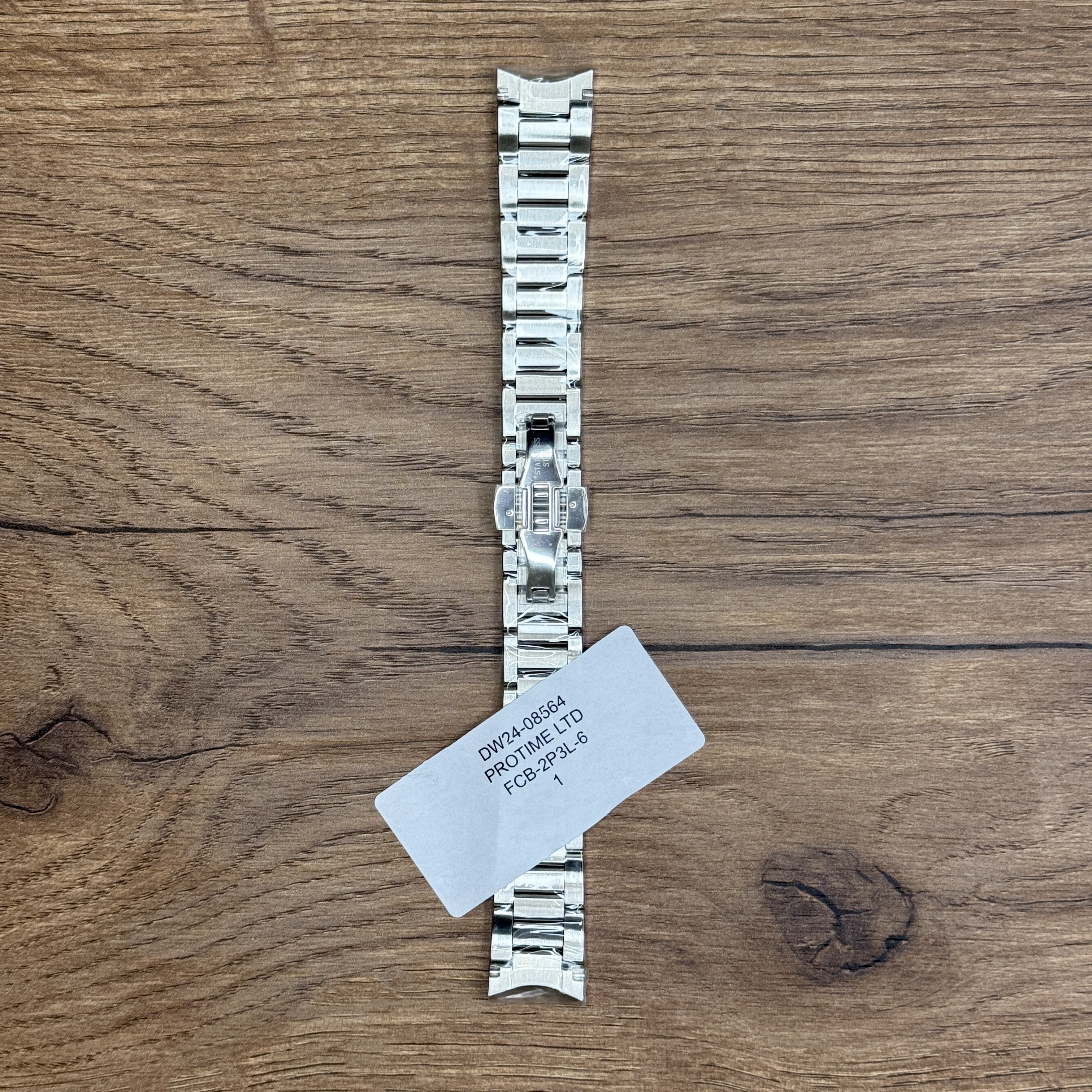 Браслет для часов Frederique Constant из нержавеющей стали Главное преимущество металлических браслетов – долговечность и практичность. Браслет всегда можно отдать на полировку и чистку, вернув ему первозданный вид. Также они всегда выглядят более эффектно, так как являются неким продолжением ваших часов. Нержавеющая сталь отличается высокой прочностью к царапинам и износостойкостью. У нас присутствуют только высококачественные материалы и оригинальный товар от производителя.