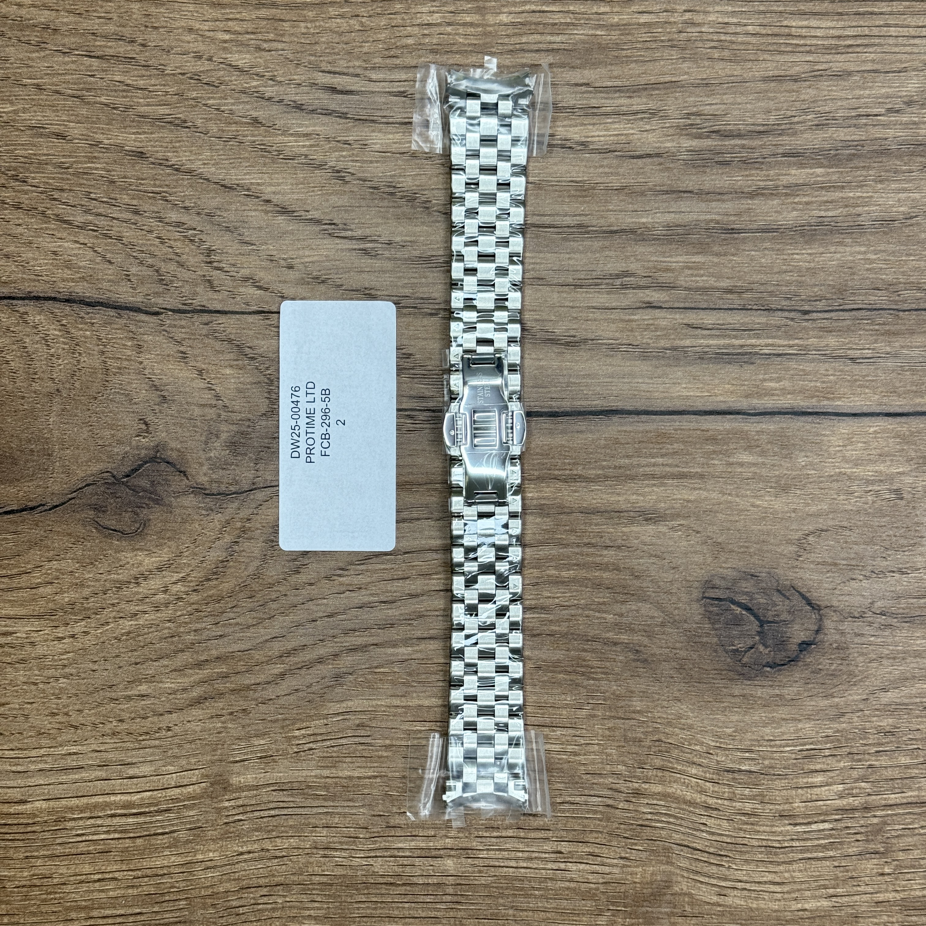 Браслет для часов Frederique Constant из нержавеющей стали Главное преимущество металлических браслетов – долговечность и практичность. Браслет всегда можно отдать на полировку и чистку, вернув ему первозданный вид. Также они всегда выглядят более эффектно, так как являются неким продолжением ваших часов. Нержавеющая сталь отличается высокой прочностью к царапинам и износостойкостью. У нас присутствуют только высококачественные материалы и оригинальный товар от производителя.
