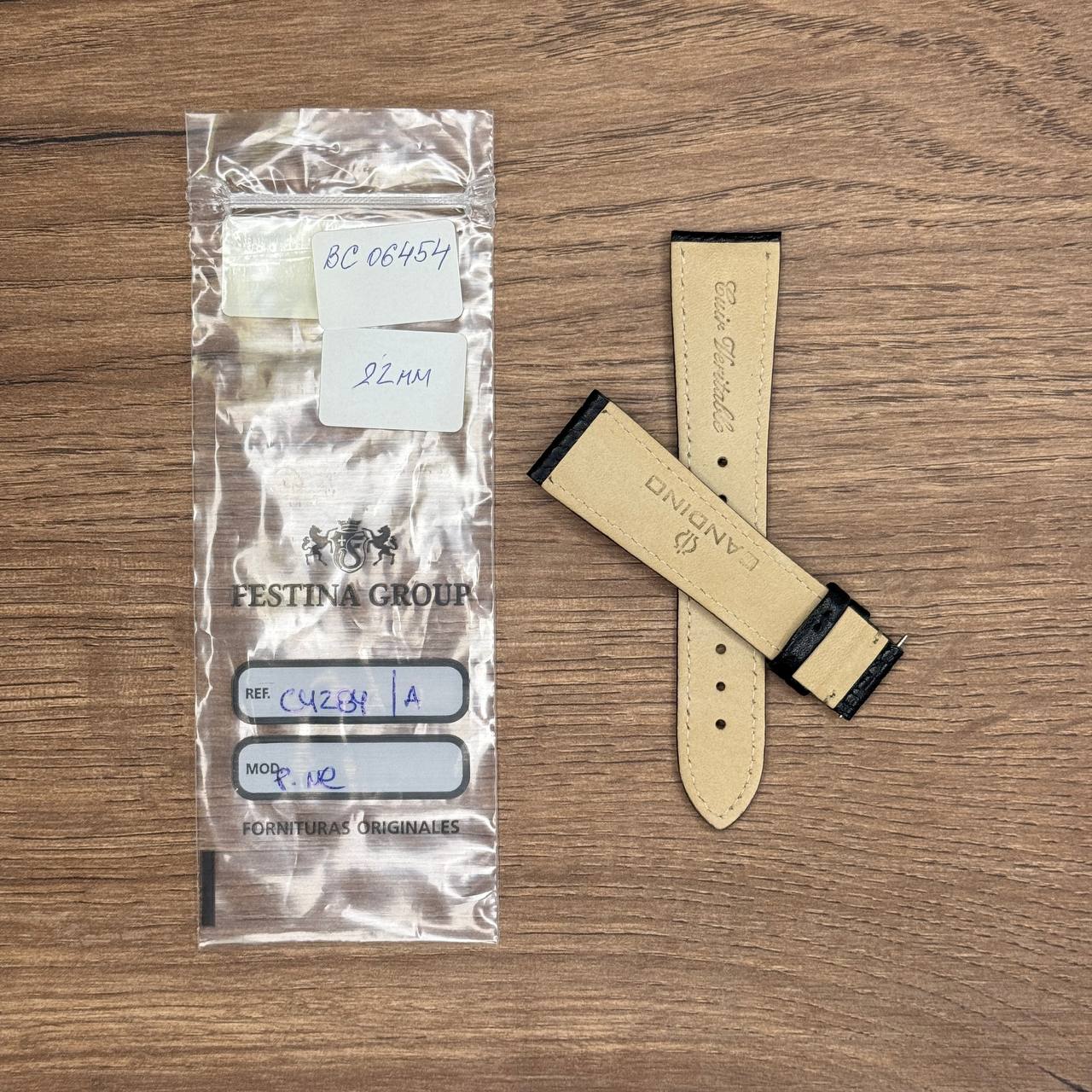 Ремешок для часов Candino, натуральная кожа, черный 22 мм, для C4283, С4284 Кожаные ремешки - стильные, надёжные и долговечные, способные составить достойную пару часам со стальным корпусом или часам из титана. Аксессуары из кожи не рекомендуется использовать в воде. У нас присутствуют только высококачественные материалы и оригинальный товар от производителя