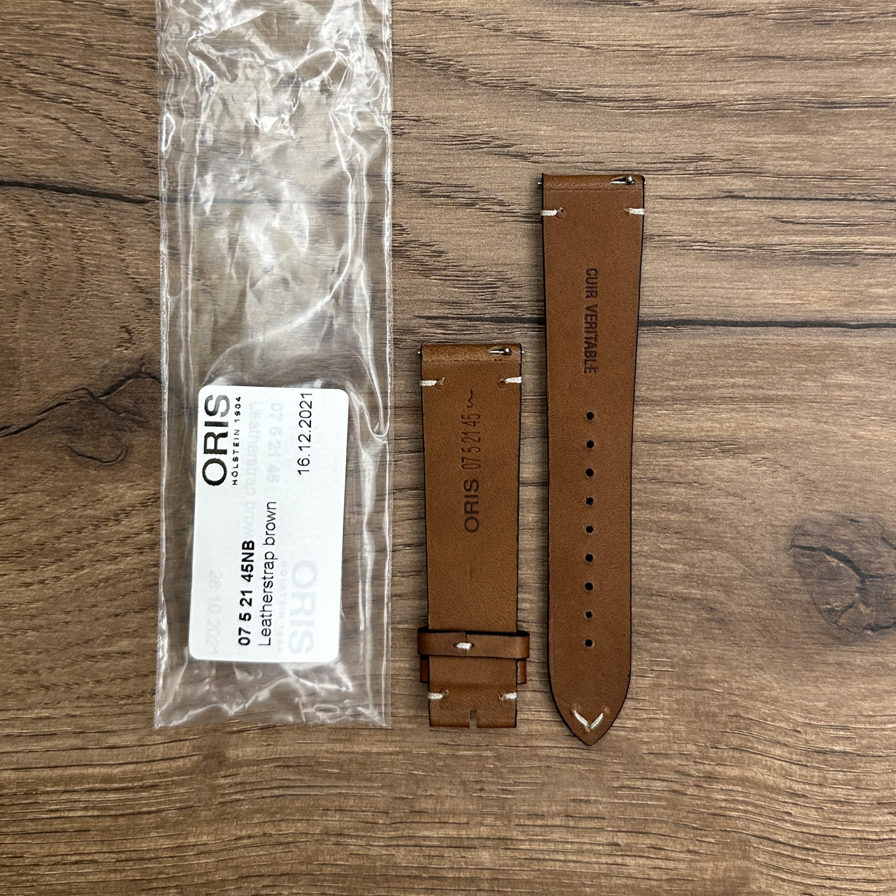 Ремешок для часов Oris из натуральной кожи, коричневый, без застежки Кожаные ремешки - стильные, надёжные и долговечные, способные составить достойную пару часам со стальным корпусом или часам из титана. Аксессуары из кожи не рекомендуется использовать в воде. У нас присутствуют только высококачественные материалы и оригинальный товар от производителя.