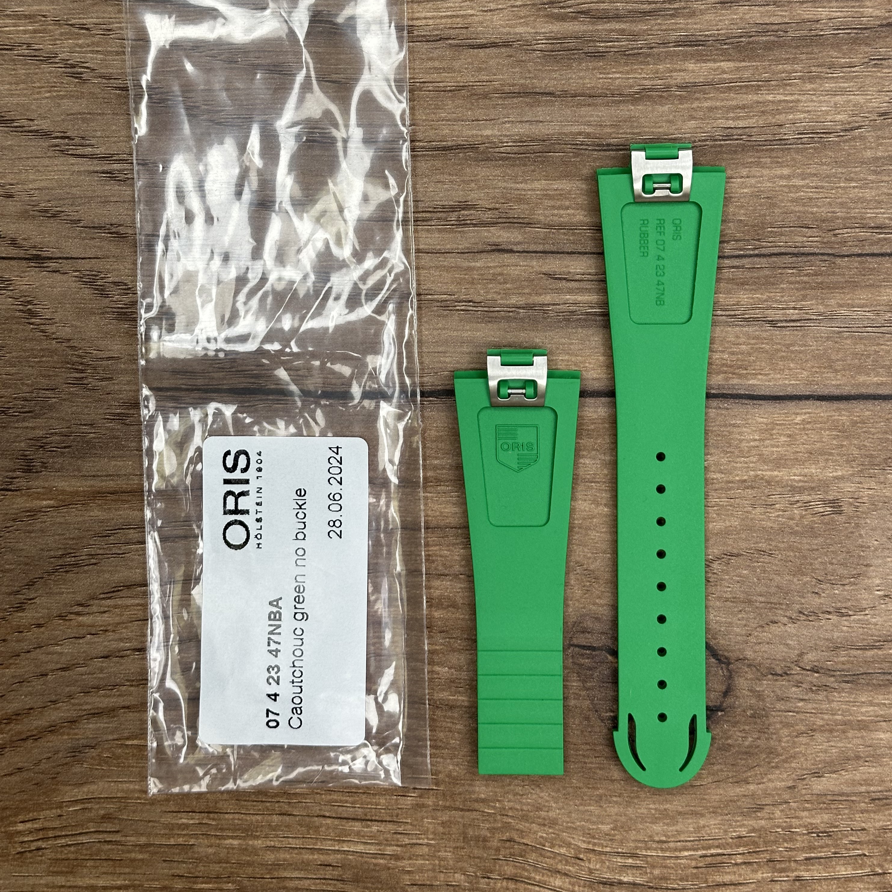Ремешок для часов Oris из каучука, зеленый, без застежки Каучуковые ремешки идеально подходят для активного образа жизни. Они легче и теплее металлических браслетов, а ощущаются на руке как вторая кожа. Большое преимущество каучука в том, что он не боится воды. У нас присутствуют только высококачественные материалы и оригинальный товар от производителя.