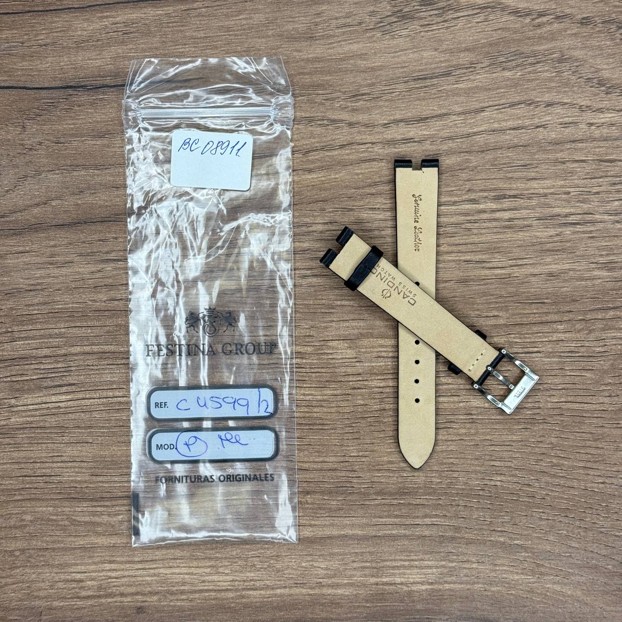 Ремешок для часов Candino из натуральной кожи, черный, для С4599, С4601 Кожаные ремешки - стильные, надёжные и долговечные, способные составить достойную пару часам со стальным корпусом или часам из титана. Аксессуары из кожи не рекомендуется использовать в воде. У нас присутствуют только высококачественные материалы и оригинальный товар от производителя.