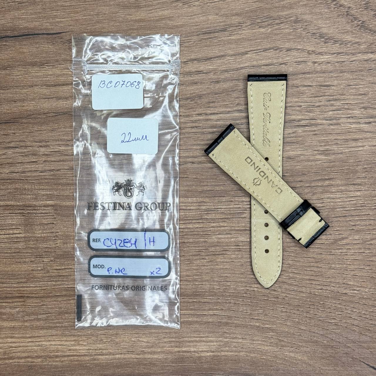 Ремешок для часов Candino, натуральная кожа, черный, 22 мм, для C4283, С4284 Кожаные ремешки - стильные, надёжные и долговечные, способные составить достойную пару часам со стальным корпусом или часам из титана. Аксессуары из кожи не рекомендуется использовать в воде. У нас присутствуют только высококачественные материалы и оригинальный товар от производителя