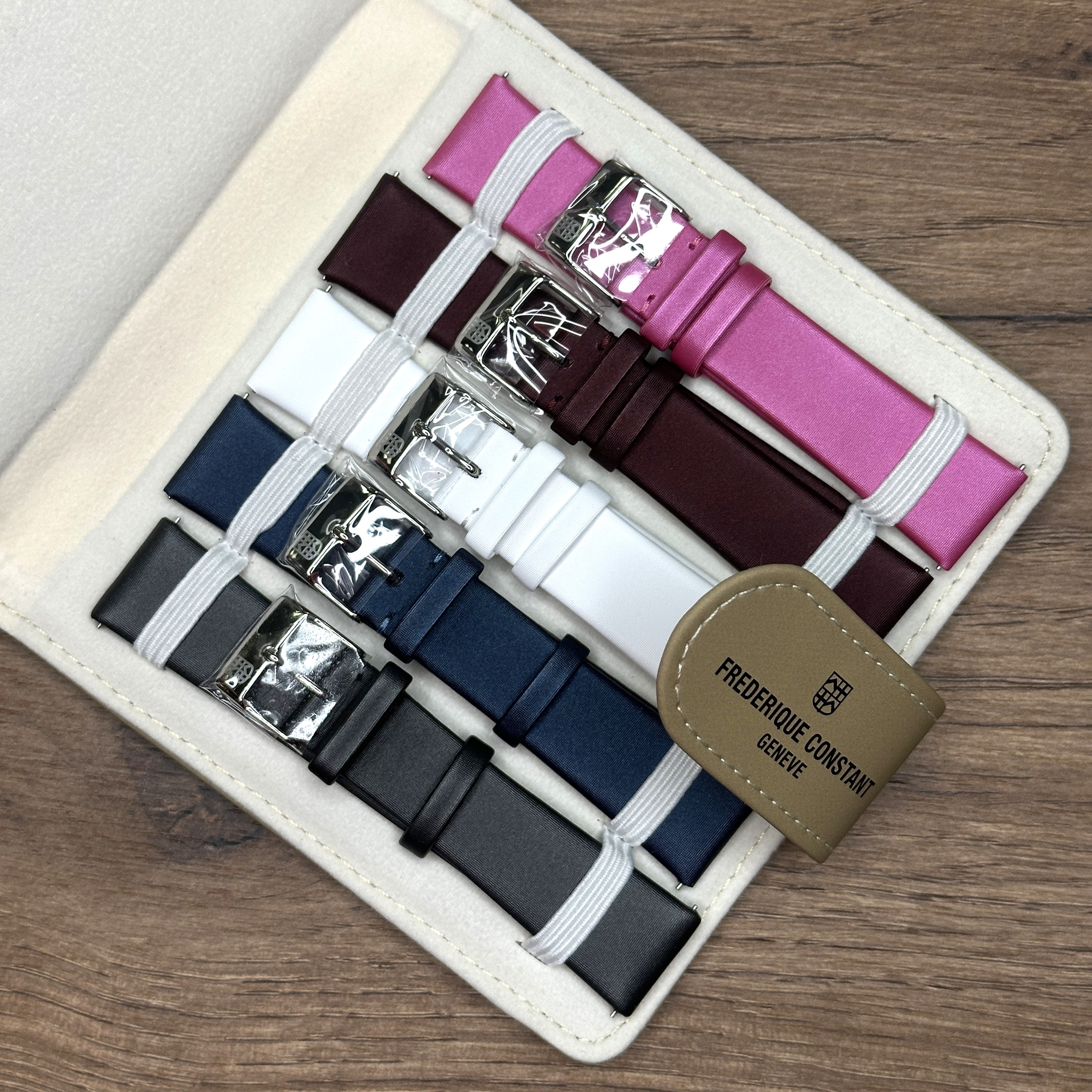 Набор ремешков Frederique Constant SA  из сатина 19мм, цвета: белый, серый, розовый, бордовый, темно-синий, в чехле из иск. кожи набор ремешков из сатина 19мм, цвета: белый, серый, розовый, бордовый, темно-синий, в чехле из иск. кожи