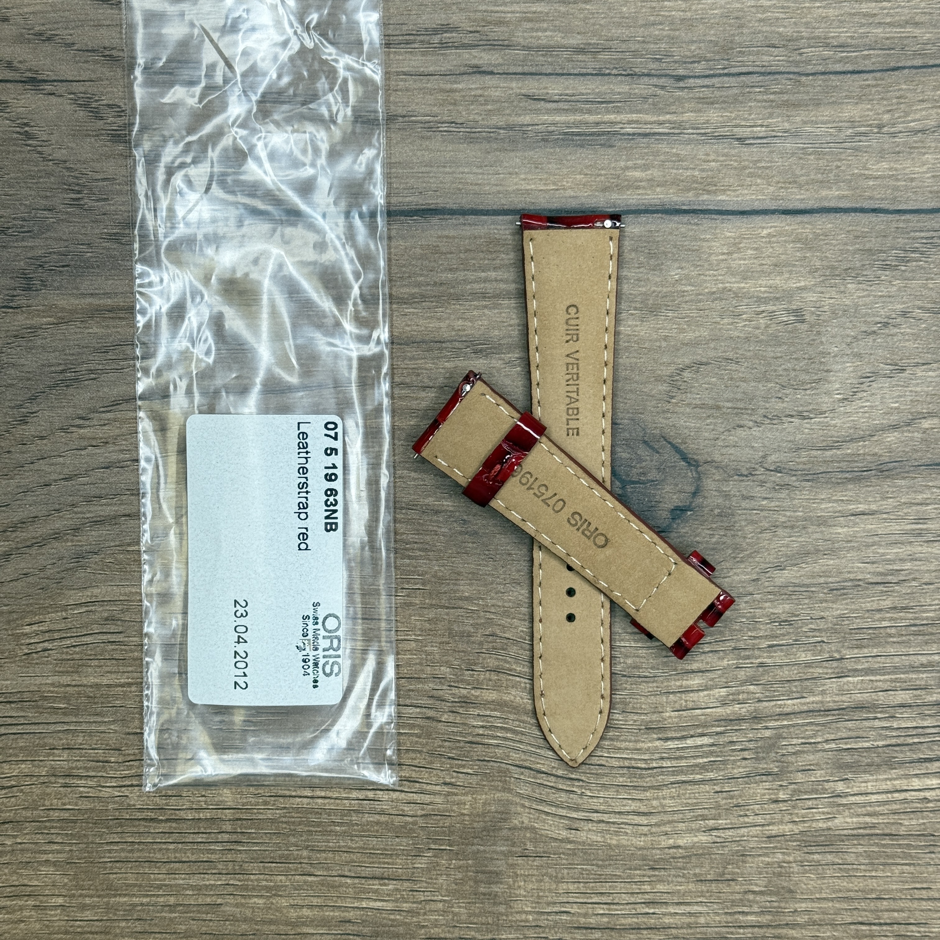 Ремешок для часов Oris из кожи теленка красного цвета, без застежки Кожаные ремешки - стильные, надёжные и долговечные, способные составить достойную пару часам со стальным корпусом или часам из титана. Аксессуары из кожи не рекомендуется использовать в воде. У нас присутствуют только высококачественные материалы и оригинальный товар от производителя.
