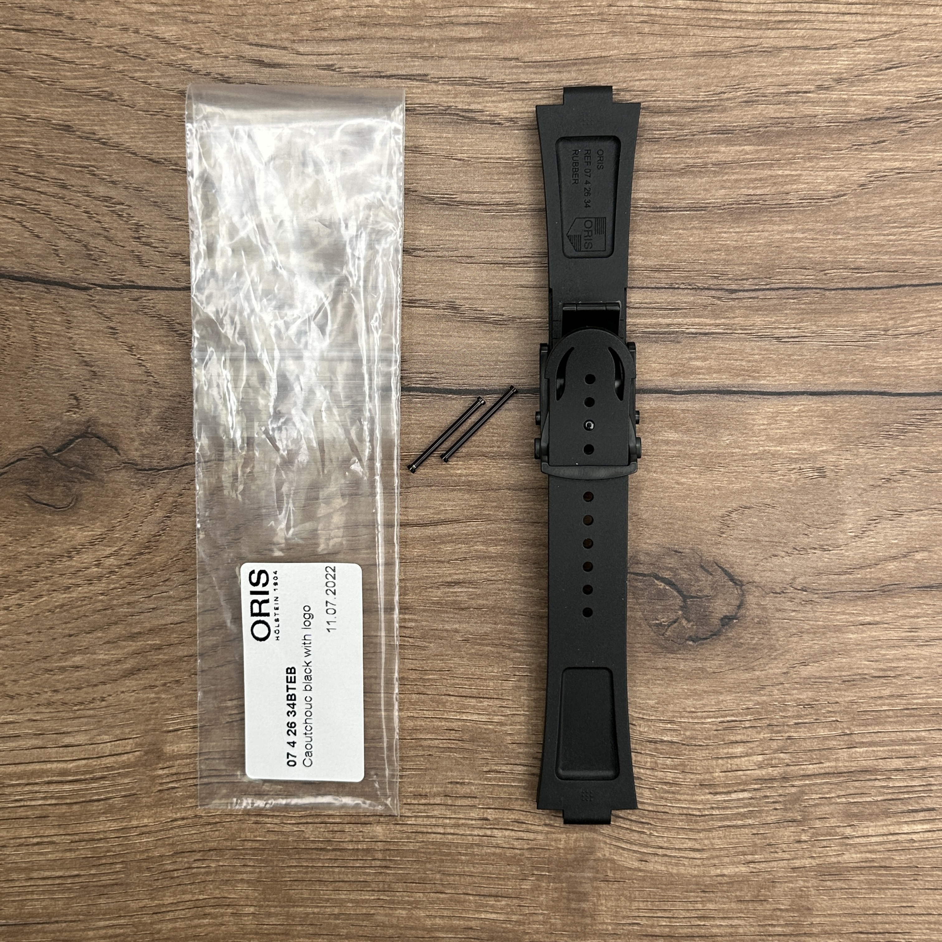 Ремешок для часов Oris из каучука, черный, с клипсой Каучуковые ремешки идеально подходят для активного образа жизни. Они легче и теплее металлических браслетов, а ощущаются на руке как вторая кожа. Большое преимущество каучука в том, что он не боится воды. У нас присутствуют только высококачественные материалы и оригинальный товар от производителя.