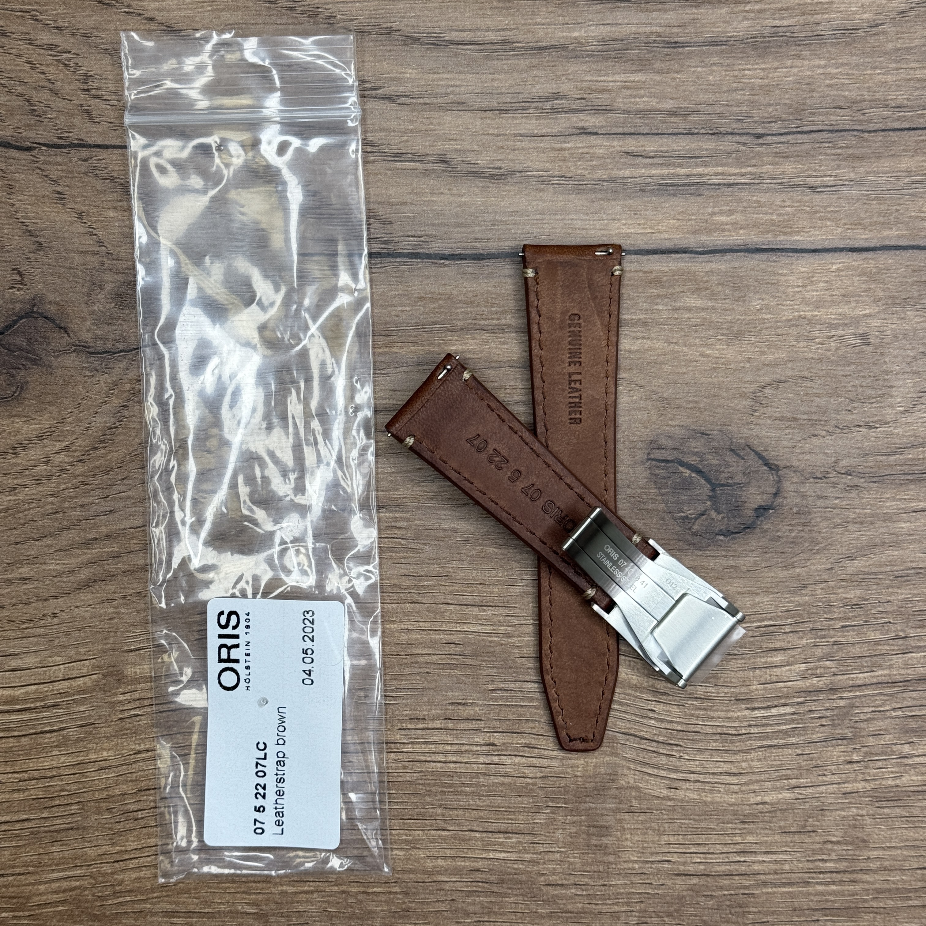Ремешок для часов Oris коричневого цвета, белая строчка, с клипсой из нержавеющей стали Кожаные ремешки - стильные, надёжные и долговечные, способные составить достойную пару часам со стальным корпусом или часам из титана. Аксессуары из кожи не рекомендуется использовать в воде. У нас присутствуют только высококачественные материалы и оригинальный товар от производителя.