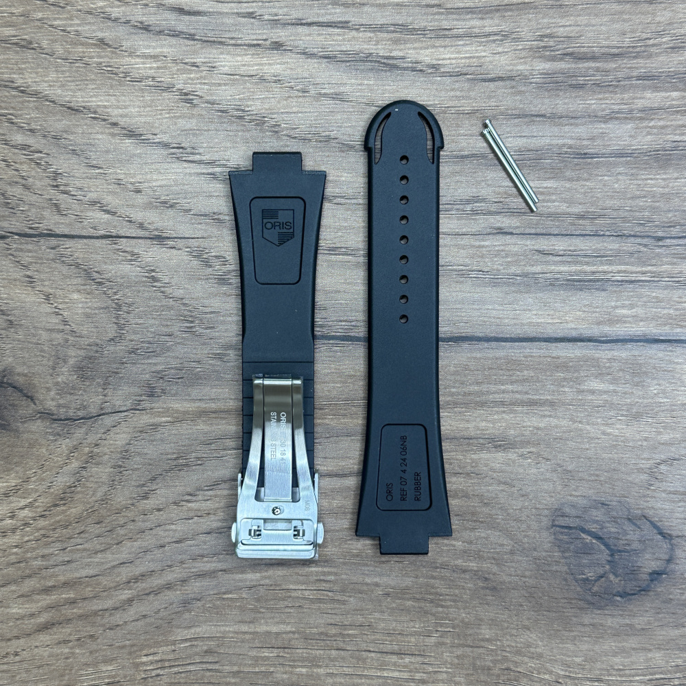 Ремешок для часов Oris из каучука, черный, с клипсой  Каучуковые ремешки идеально подходят для активного образа жизни. Они легче и теплее металлических браслетов, а ощущаются на руке как вторая кожа. Большое преимущество каучука в том, что он не боится воды. У нас присутствуют только высококачественные материалы и оригинальный товар от производителя.