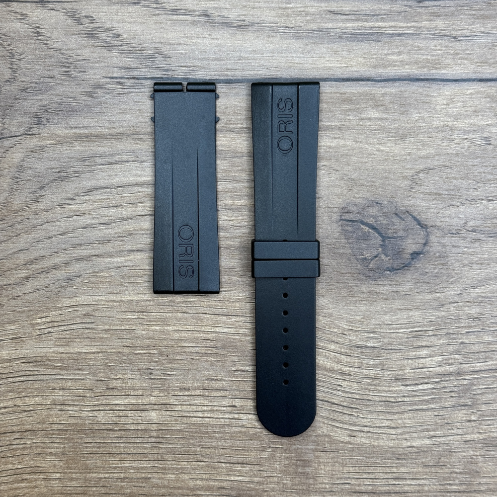 Ремешок для часов Oris из каучука, черный Каучуковые ремешки идеально подходят для активного образа жизни. Они легче и теплее металлических браслетов, а ощущаются на руке как вторая кожа. Большое преимущество каучука в том, что он не боится воды. У нас присутствуют только высококачественные материалы и оригинальный товар от производителя.
