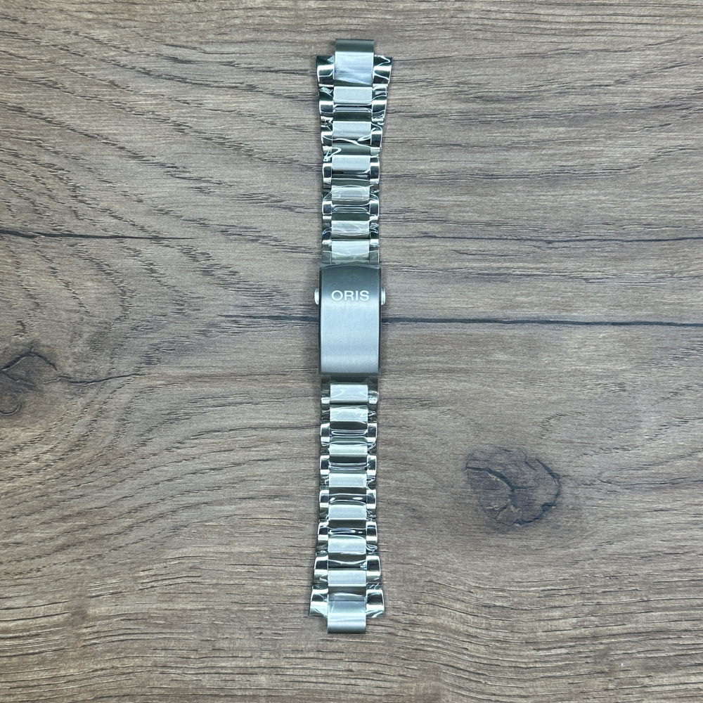 Браслет для часов Oris из титана Oris Aquis Titanium Date браслет,  корпус 7730.
Главное преимущество металлических браслетов – долговечность и практичность. Браслет всегда можно отдать на полировку и чистку, вернув ему первозданный вид. Также они всегда выглядят более эффектно, так как являются неким продолжением ваших часов. Нержавеющая сталь отличается высокой прочностью к царапинам и износостойкостью. У нас присутствуют только высококачественные материалы и оригинальный товар от производителя.
