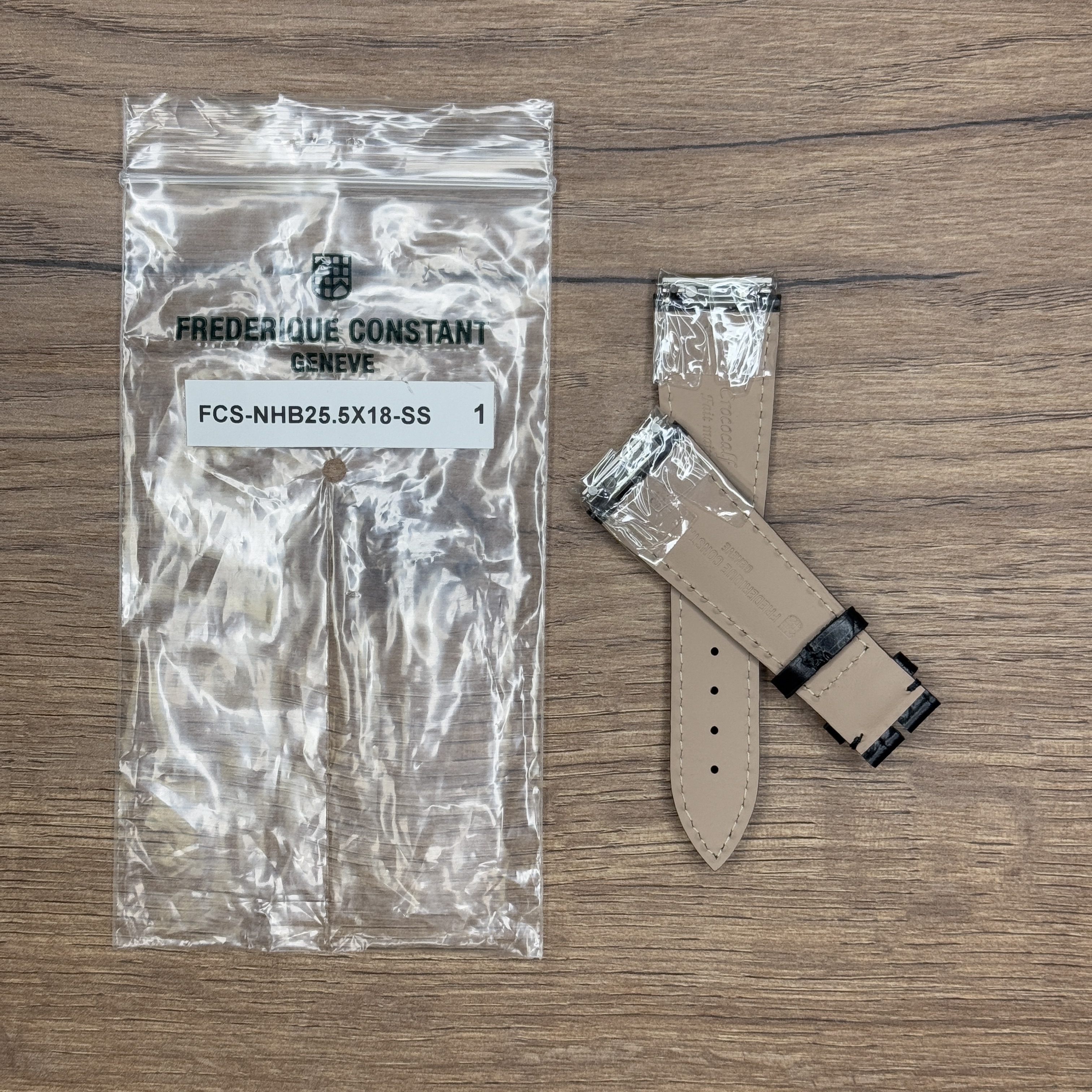 Ремешок для часов Frederique Constant из кожи теленка, черный, 25,5 х18, с концевыми звеньями  Кожаные ремешки - стильные, надёжные и долговечные, способные составить достойную пару часам со стальным корпусом или часам из титана. Аксессуары из кожи не рекомендуется использовать в воде. У нас присутствуют только высококачественные материалы и оригинальный товар от производителя.