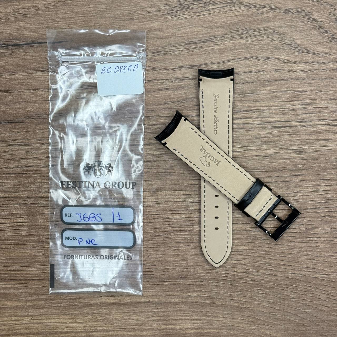 BC08860 Ремешок из кожи теленка для J685, черный Кожаные ремешки - стильные, надёжные и долговечные, способные составить достойную пару часам со стальным корпусом или часам из титана. Аксессуары из кожи не рекомендуется использовать в воде. У нас присутствуют только высококачественные материалы и оригинальный товар от производителя
