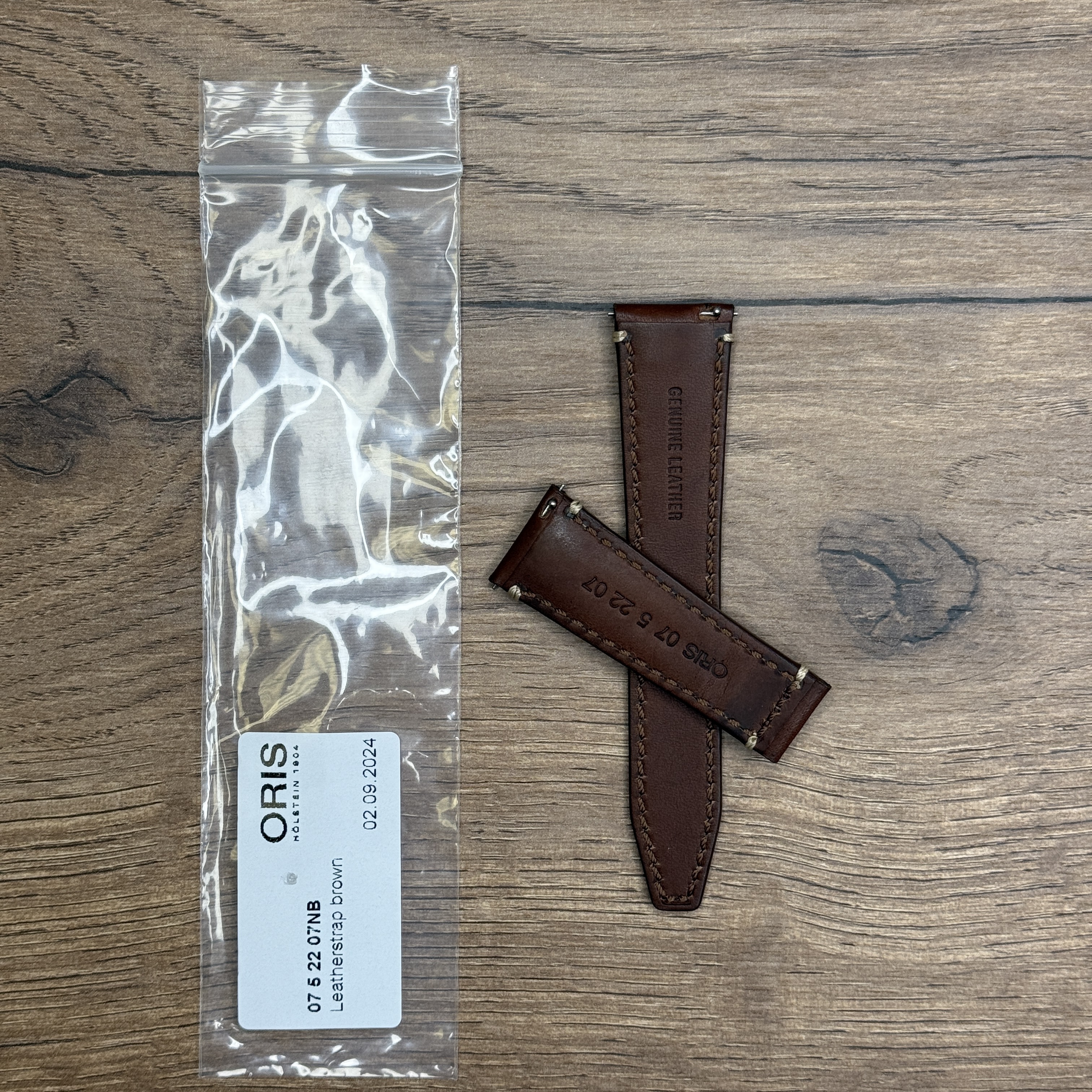 Ремешок для часов ORIS из кожи коричневого цвета, без застежки Для часов Oris BC ProPilot Timer GMT. Кожаные ремешки - стильные, надёжные и долговечные, способные составить достойную пару часам со стальным корпусом или часам из титана. Аксессуары из кожи не рекомендуется использовать в воде. У нас присутствуют только высококачественные материалы и оригинальный товар от производителя.