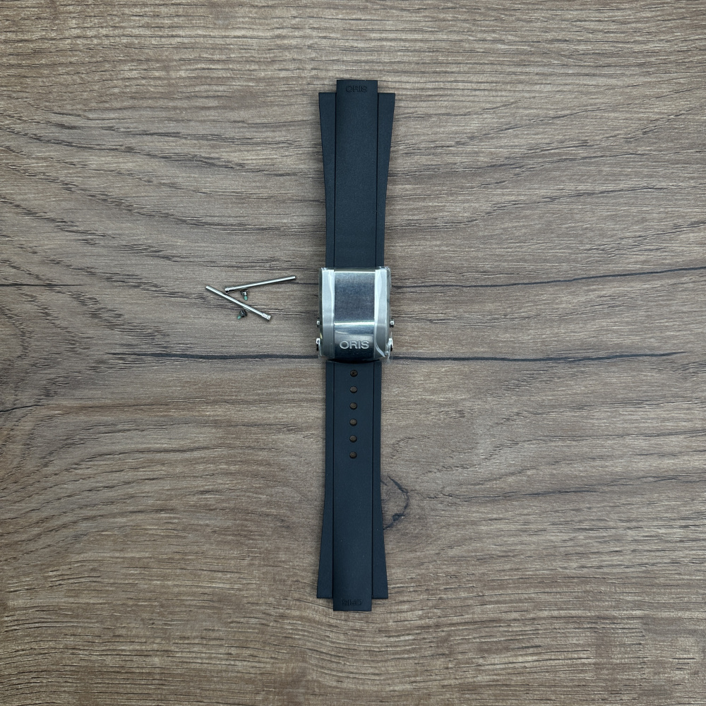 Ремешок для часов Oris из каучука, черный, с клипсой Каучуковые ремешки идеально подходят для активного образа жизни. Они легче и теплее металлических браслетов, а ощущаются на руке как вторая кожа. Большое преимущество каучука в том, что он не боится воды. У нас присутствуют только высококачественные материалы и оригинальный товар от производителя.