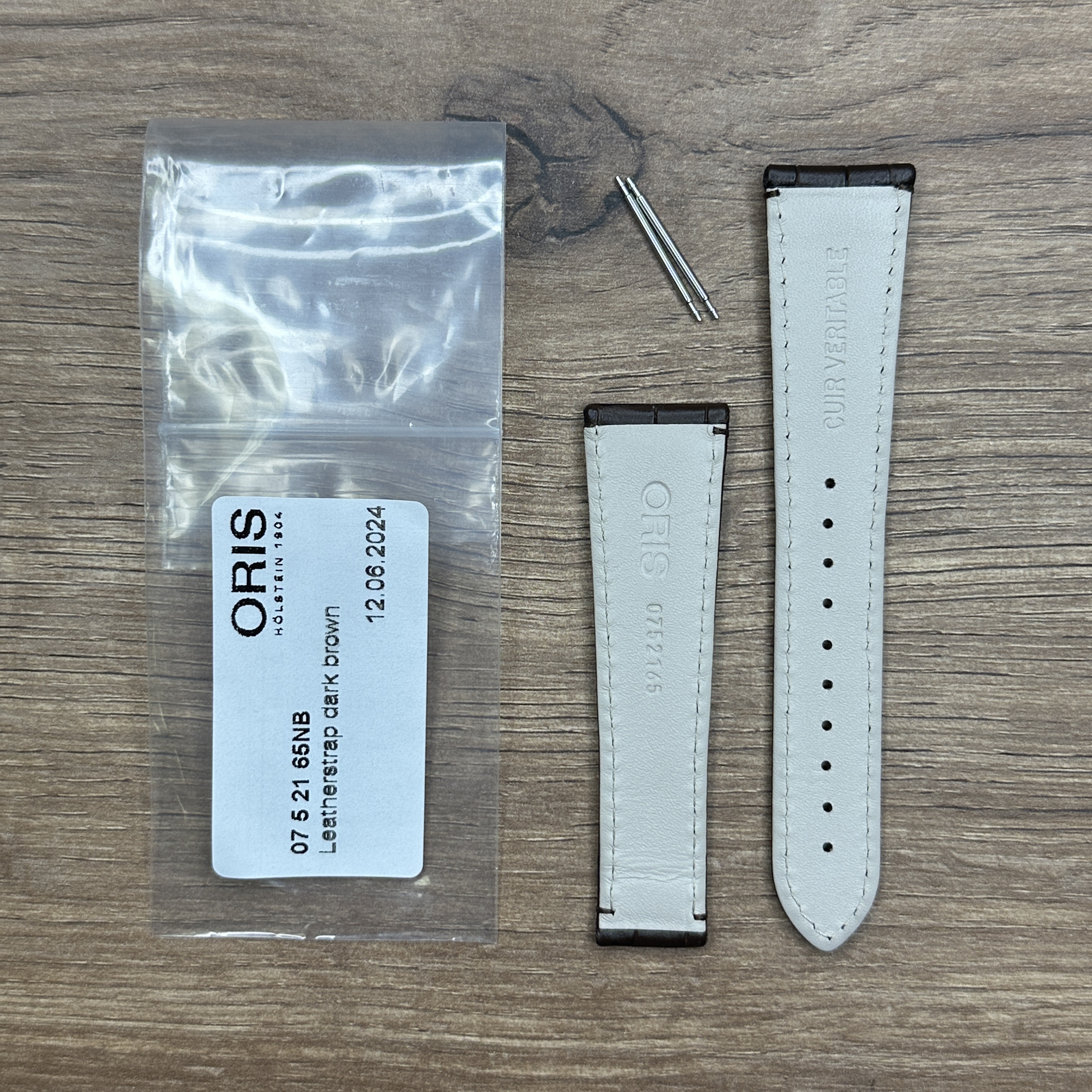Ремешок для часов Oris из кожи теленка, темно-коричневый Кожаные ремешки - стильные, надёжные и долговечные, способные составить достойную пару часам со стальным корпусом или часам из титана. Аксессуары из кожи не рекомендуется использовать в воде. У нас присутствуют только высококачественные материалы и оригинальный товар от производителя.