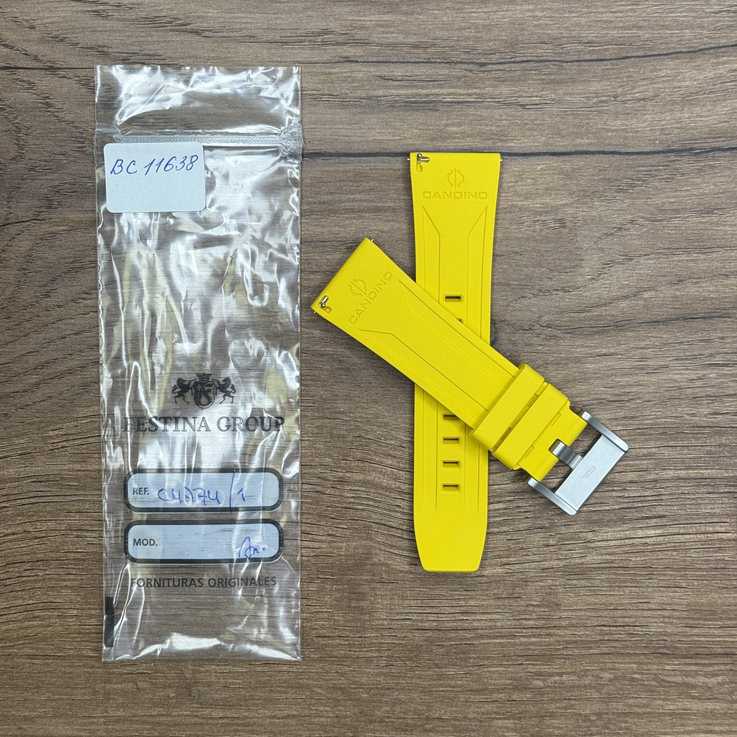 Ремешок для часов Candino из каучука, желтый, для С4774, С4746 26мм Каучуковые ремешки идеально подходят для активного образа жизни. Они легче и теплее металлических браслетов, а ощущаются на руке как вторая кожа. Большое преимущество каучука в том, что он не боится воды. У нас присутствуют только высококачественные материалы и оригинальный товар от производителя.