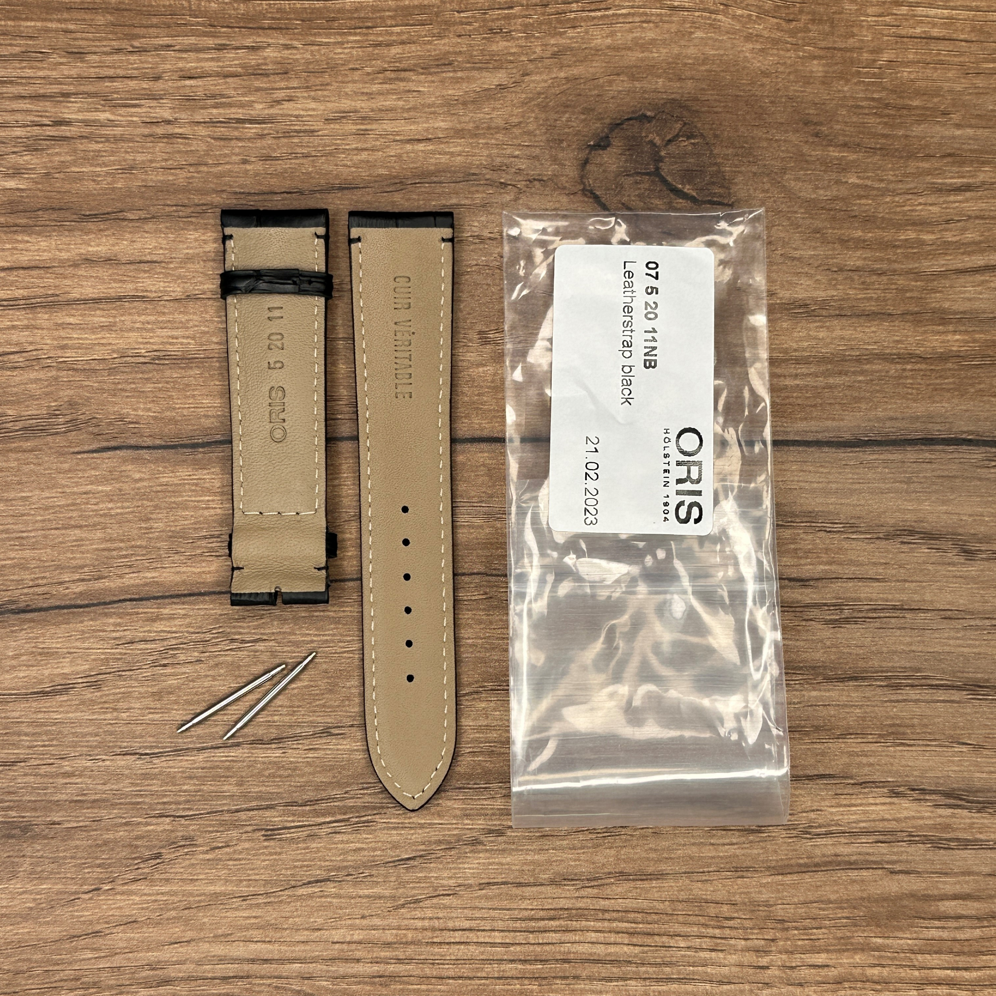 Ремешок для часов Oris, черный, без застежки Кожаные ремешки - стильные, надёжные и долговечные, способные составить достойную пару часам со стальным корпусом или часам из титана. Аксессуары из кожи не рекомендуется использовать в воде. У нас присутствуют только высококачественные материалы и оригинальный товар от производителя.
