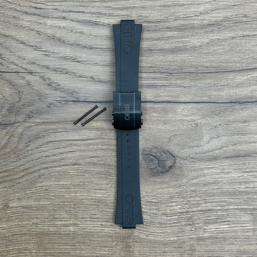 Ремешок для часов Oris из каучука, черный, с клипсой Каучуковые ремешки идеально подходят для активного образа жизни. Они легче и теплее металлических браслетов, а ощущаются на руке как вторая кожа. Большое преимущество каучука в том, что он не боится воды. У нас присутствуют только высококачественные материалы и оригинальный товар от производителя.