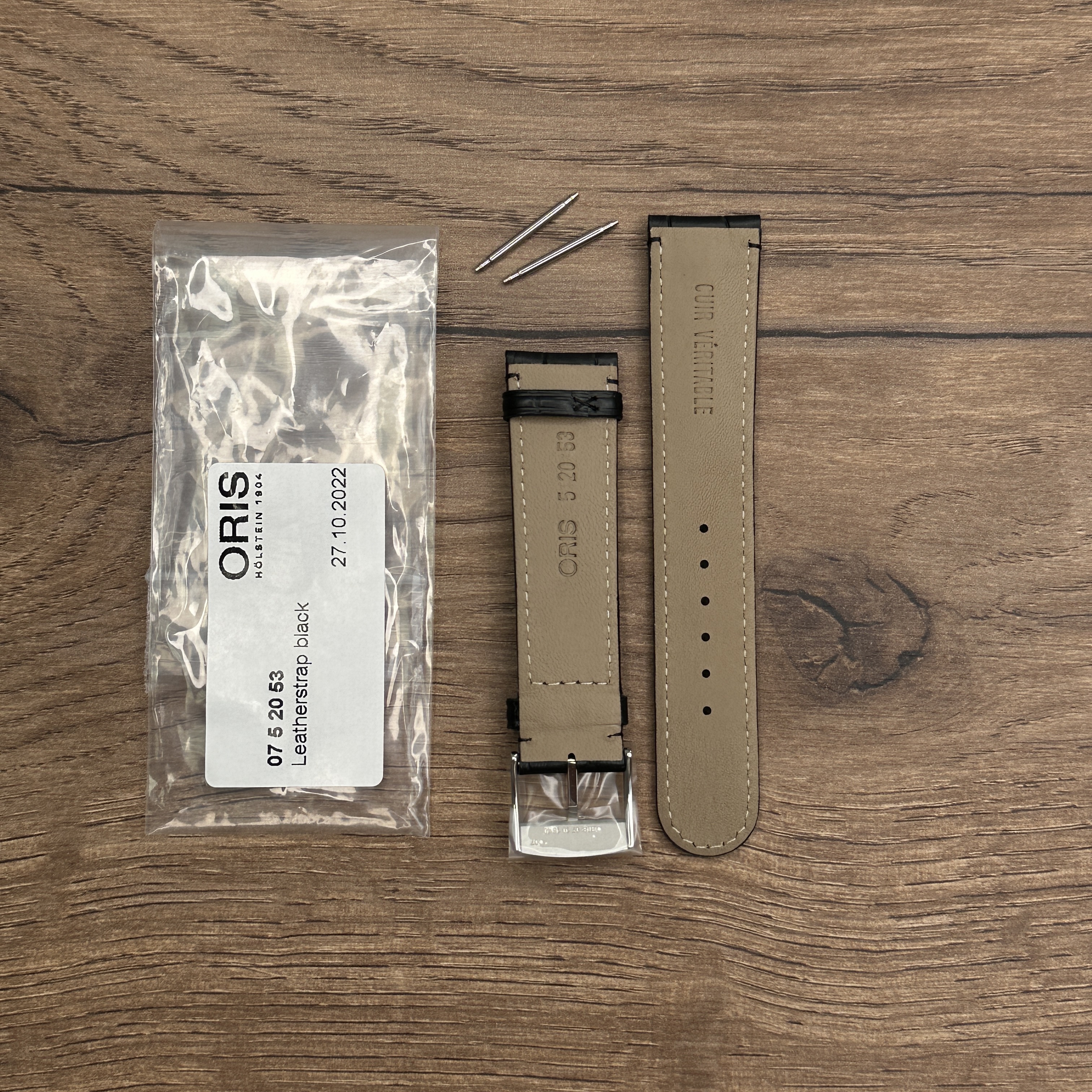 Ремешок для часов Oris из натуральной кожи, черный, с пряжкой Кожаные ремешки - стильные, надёжные и долговечные, способные составить достойную пару часам со стальным корпусом или часам из титана. Аксессуары из кожи не рекомендуется использовать в воде. У нас присутствуют только высококачественные материалы и оригинальный товар от производителя.
