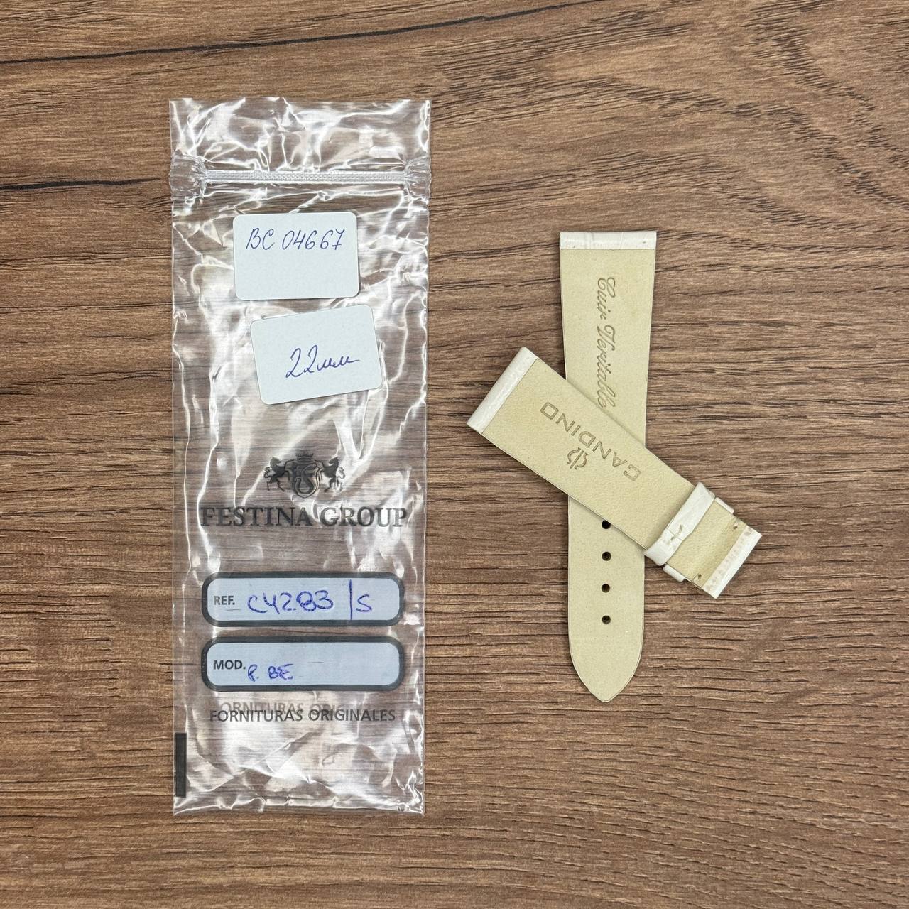 Ремешок для часов Candino, натуральная кожа, бежевый, 22 мм, для C4283, С4284 Кожаные ремешки - стильные, надёжные и долговечные, способные составить достойную пару часам со стальным корпусом или часам из титана. Аксессуары из кожи не рекомендуется использовать в воде. У нас присутствуют только высококачественные материалы и оригинальный товар от производителя