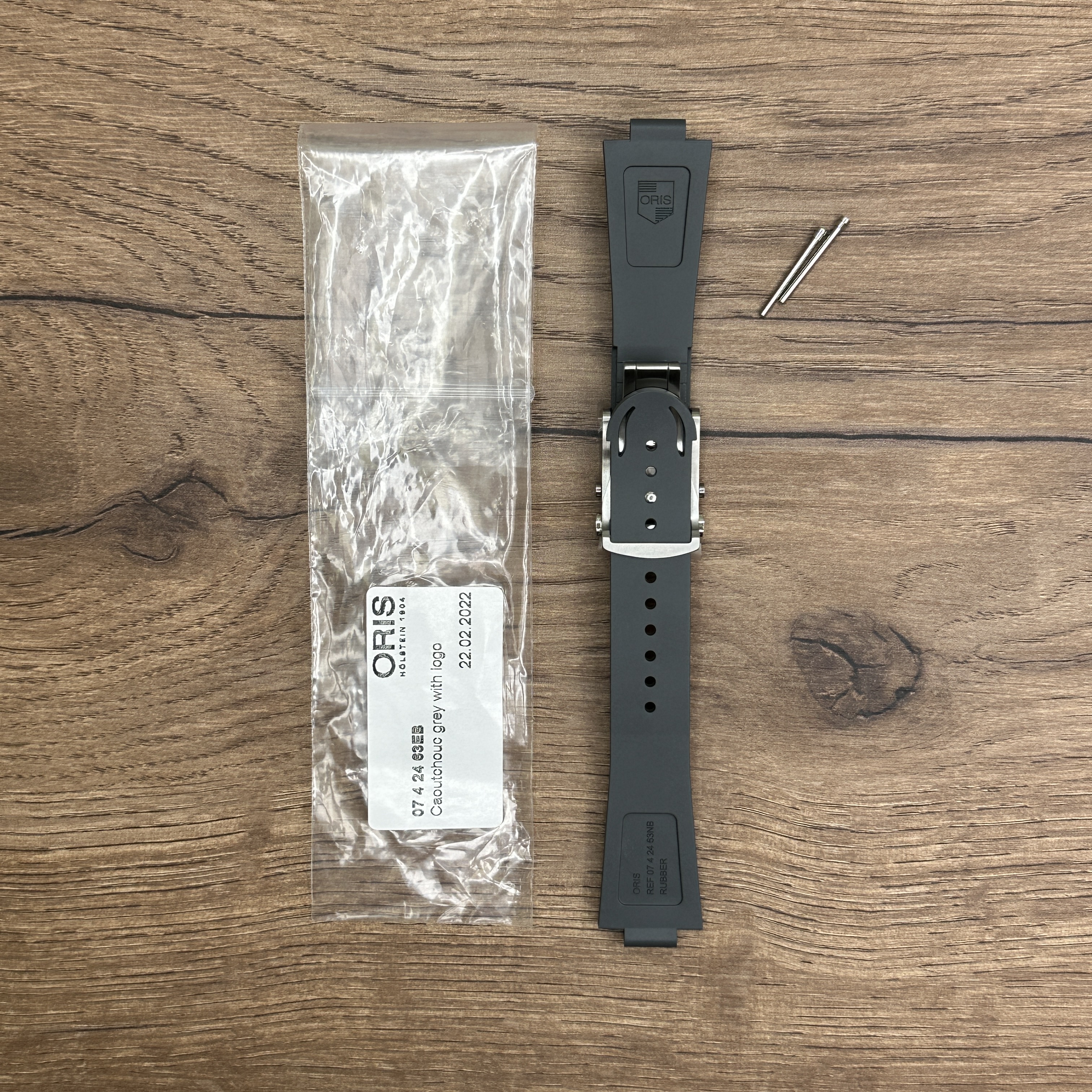 Ремешок для часов Oris из каучука, серый Каучуковые ремешки идеально подходят для активного образа жизни. Они легче и теплее металлических браслетов, а ощущаются на руке как вторая кожа. Большое преимущество каучука в том, что он не боится воды. У нас присутствуют только высококачественные материалы и оригинальный товар от производителя.