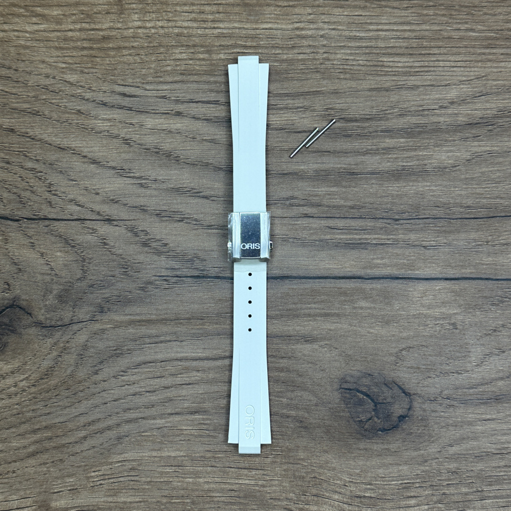 Ремешок для часов Oris из каучука, белый, с застежкой, длина 80/110 м Ширина застежки 14 мм, обхват руки ок.130 - 190 мм.
Каучуковые ремешки идеально подходят для активного образа жизни. Они легче и теплее металлических браслетов, а ощущаются на руке как вторая кожа. Большое преимущество каучука в том, что он не боится воды. 
У нас присутствуют только высококачественные материалы и оригинальный товар от производителя. 
