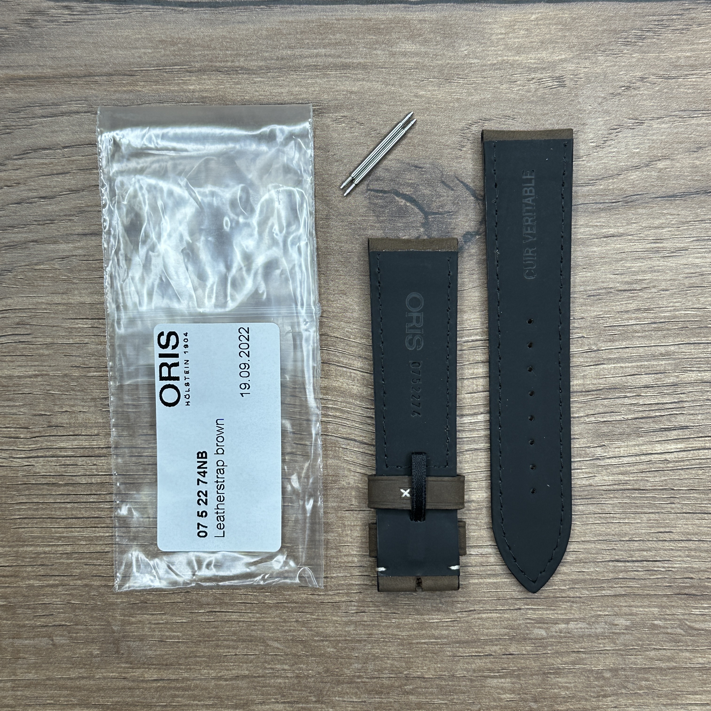 Ремешок для часов Oris из натуральной кожи, коричневый, без пряжки Кожаные ремешки - стильные, надёжные и долговечные, способные составить достойную пару часам со стальным корпусом или часам из титана. Аксессуары из кожи не рекомендуется использовать в воде. У нас присутствуют только высококачественные материалы и оригинальный товар от производителя.