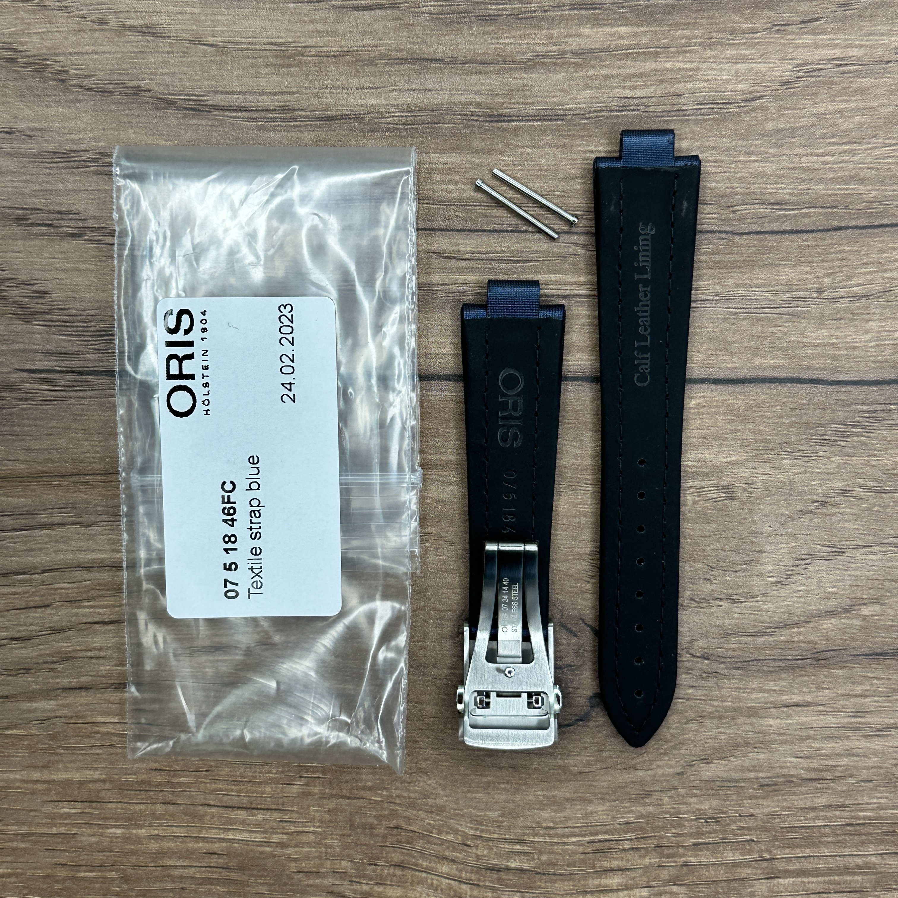 Ремешок для часов Oris из текстиля, синий, с клипсой Текстильные ремешки обеспечивают комфорт за счет своего небольшого веса. Они не утяжеляют запястье, пропускают воздух, а также очень практичны и легки в уходе. 
У нас присутствуют только высококачественные материалы и оригинальный товар от производителя.