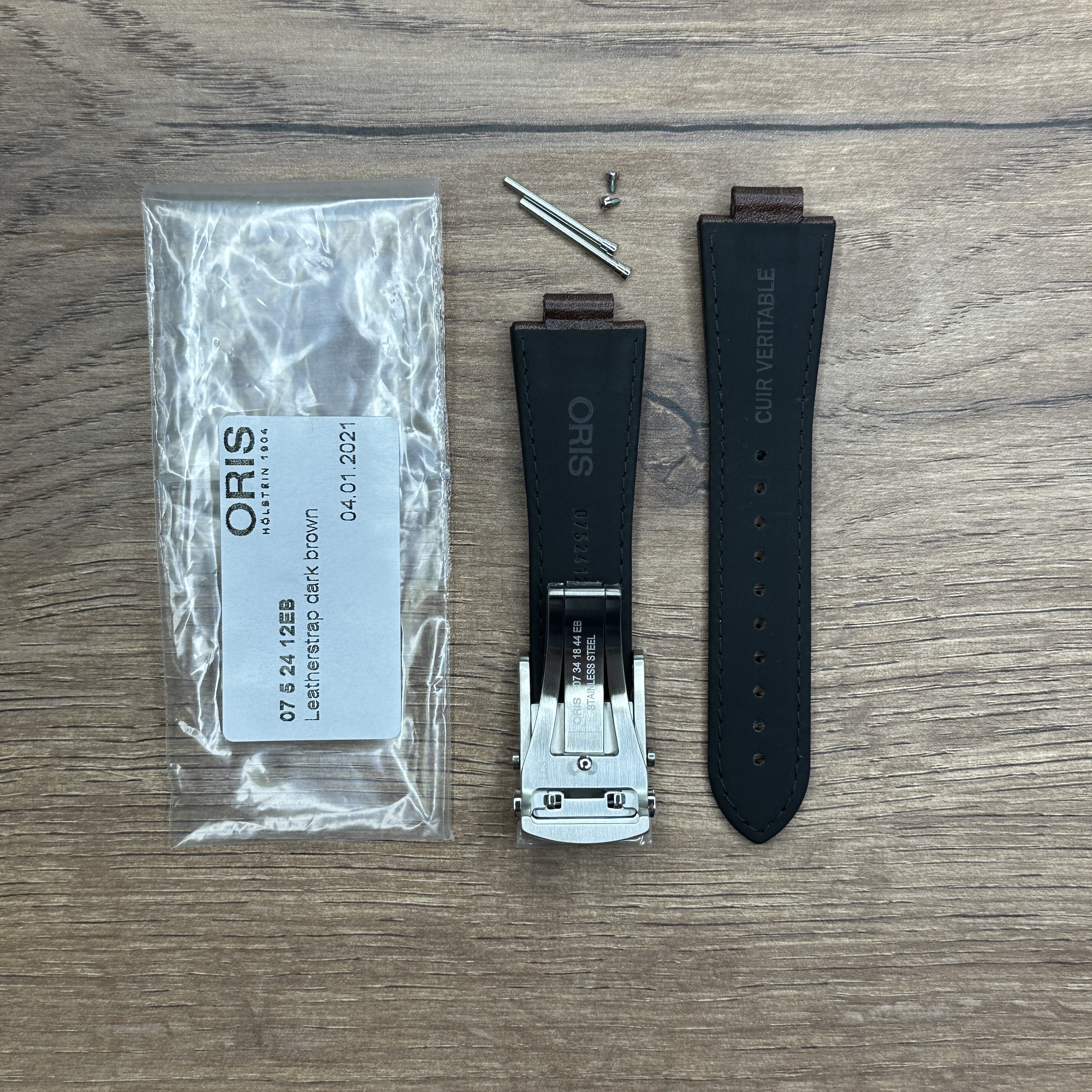Ремешок для часов Oris из кожи, темно-коричневый, с застежкой из нержавеющей стали, длина 80/115 мм, ширина застежки 18 мм, обхват руки ок. 140 - 220 мм Кожаные ремешки - стильные, надёжные и долговечные, способные составить достойную пару часам со стальным корпусом или часам из титана. Аксессуары из кожи не рекомендуется использовать в воде. У нас присутствуют только высококачественные материалы и оригинальный товар от производителя.